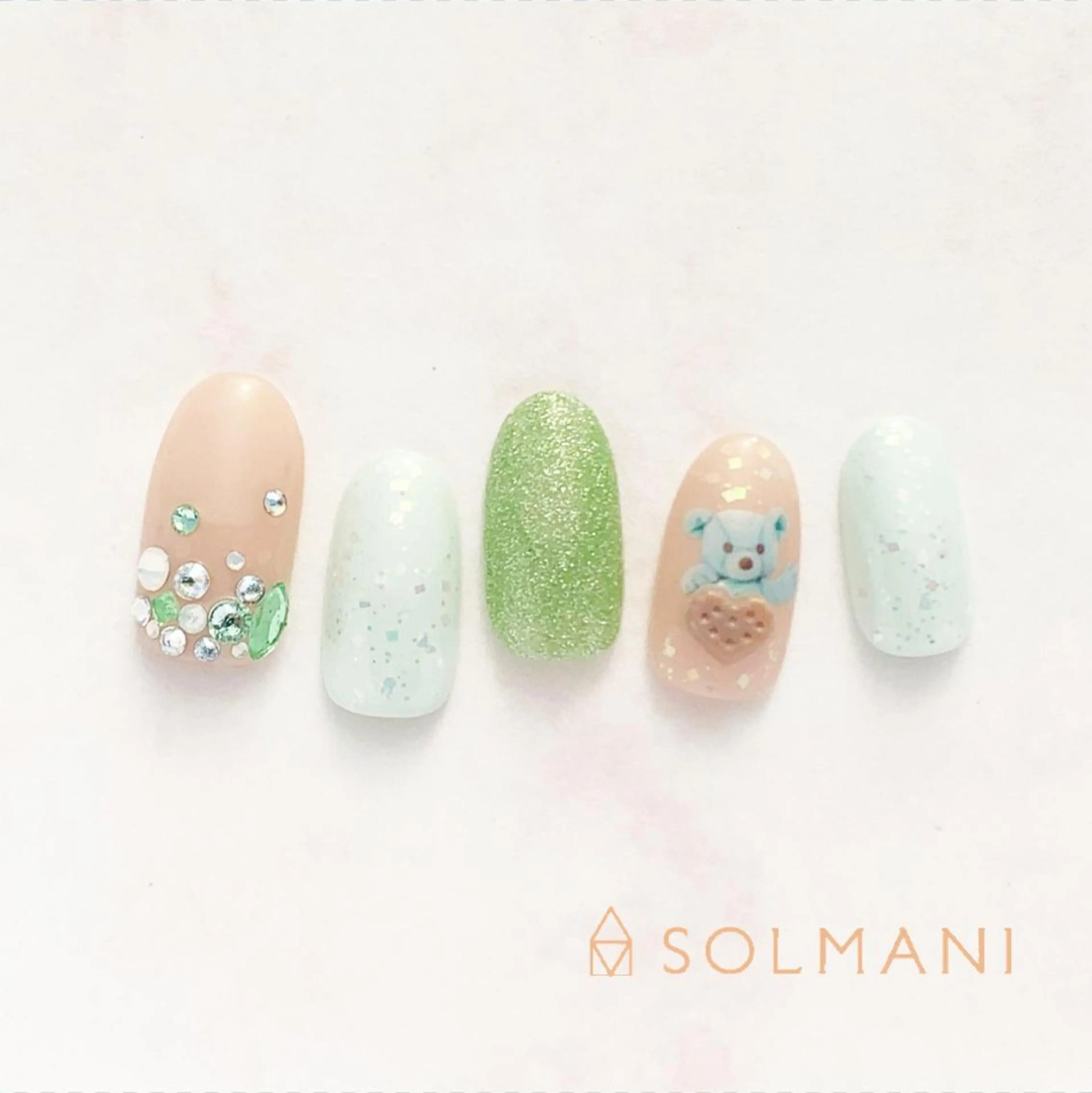 ネイル SOLMANI 予約担当のネイルデザイン