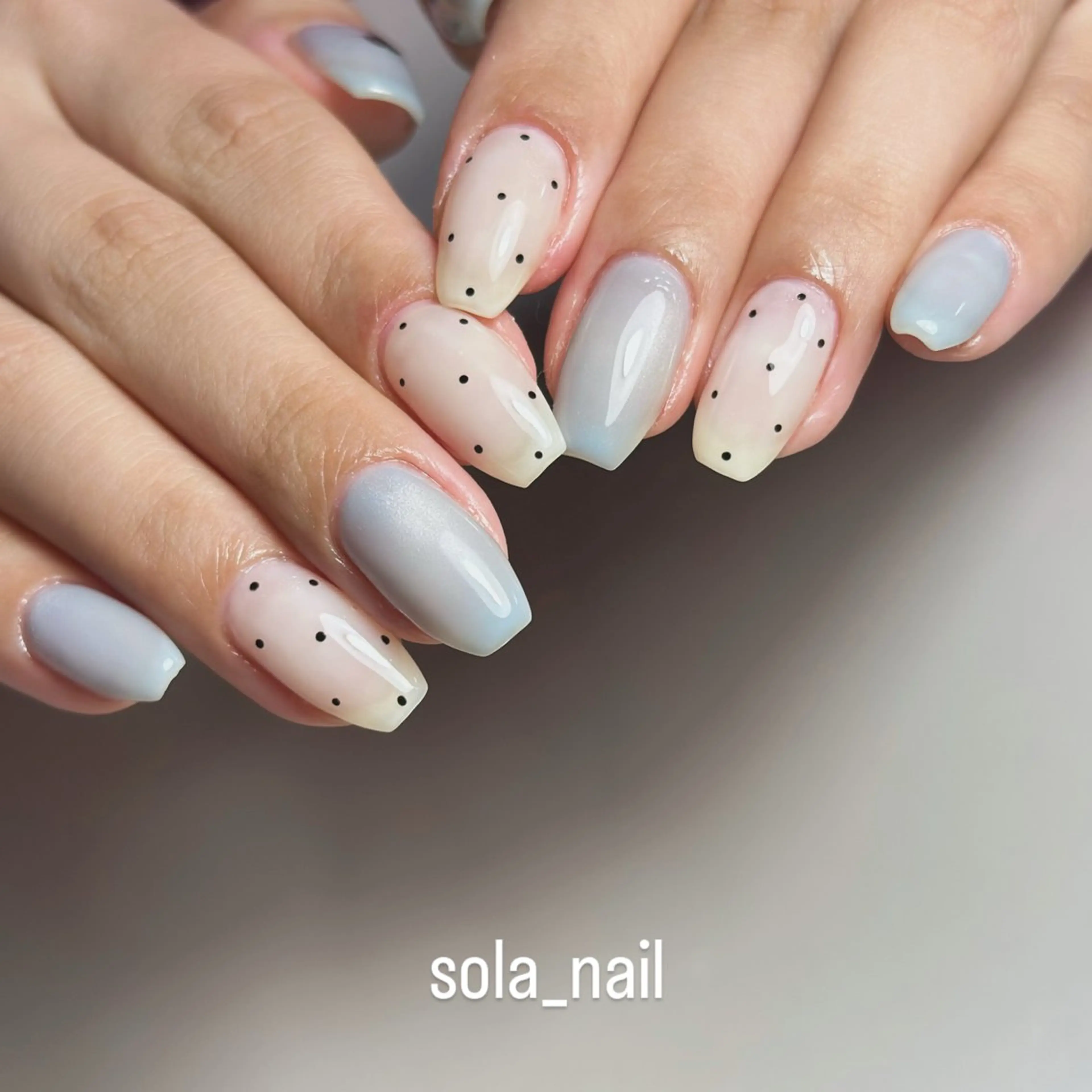 ネイル ブルー カジュアル ドット 持ち込み ニュアンスネイル solanail所属・sola nailのネイルデザイン