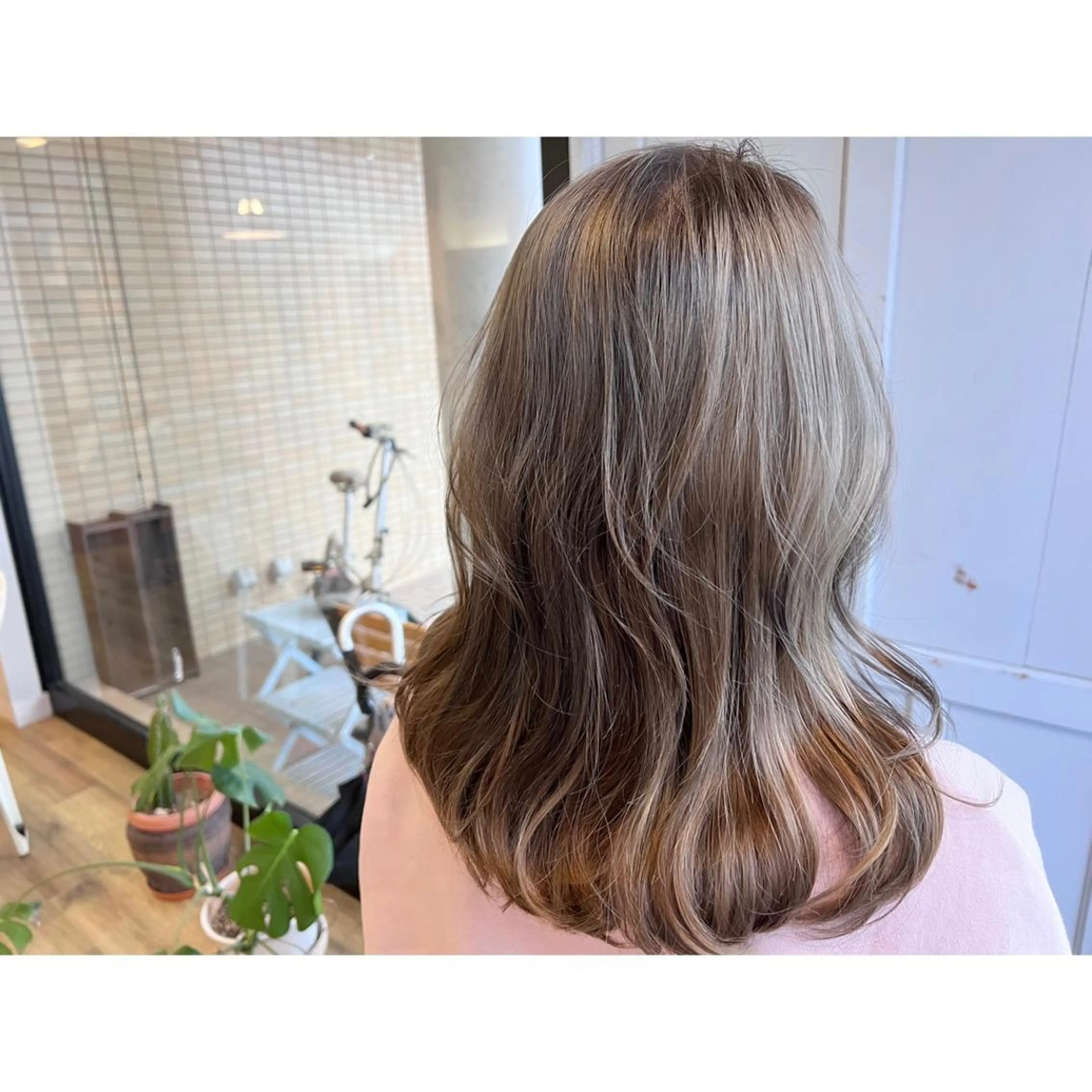 ロング カラー ベージュカラー ホワイトベージュ ヘアカラー トリートメント ツキダテ ユイのヘアスタイル