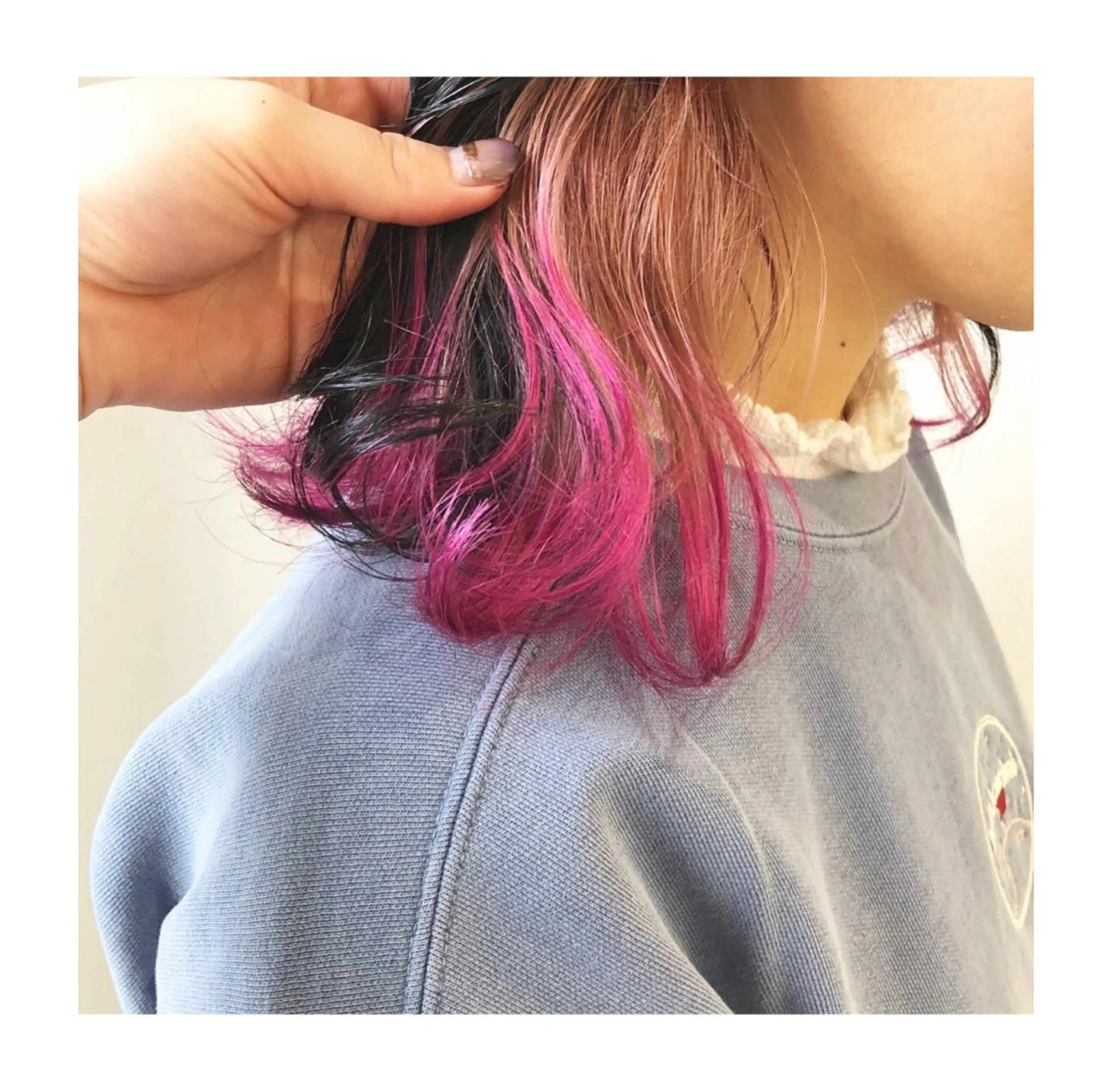 ミディアム カラー ブリーチ インナーカラー ピンクカラー 岩田 萌那のヘアスタイル