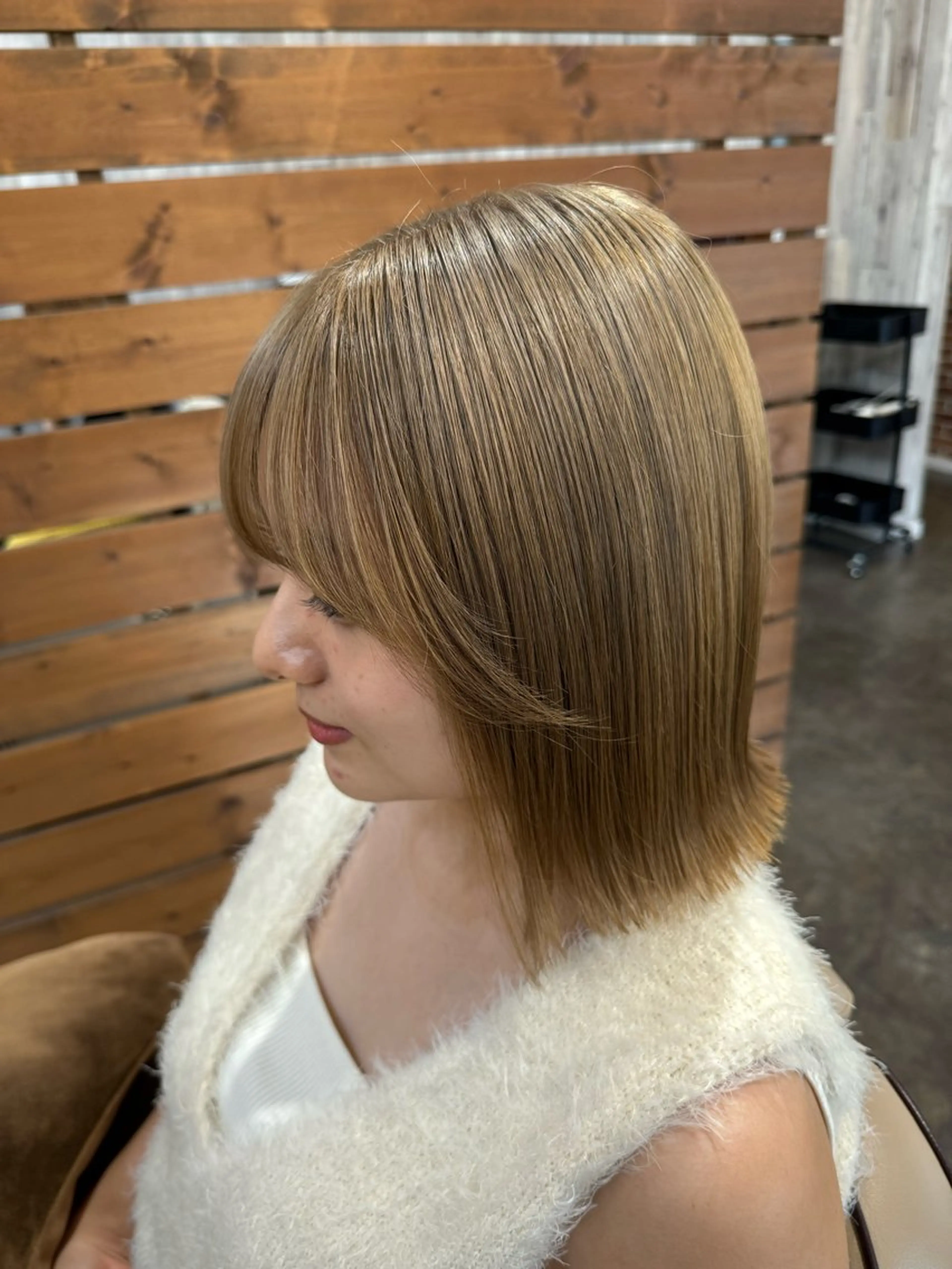 ミディアム カラー 切りっぱなしボブ ショートボブ ボブレイヤー ブリーチ ケアブリーチ Salon de Qualia(サロンドクオリア)所属・杉下　涼/ハイトーン /髪質改善/パーマのヘアスタイル