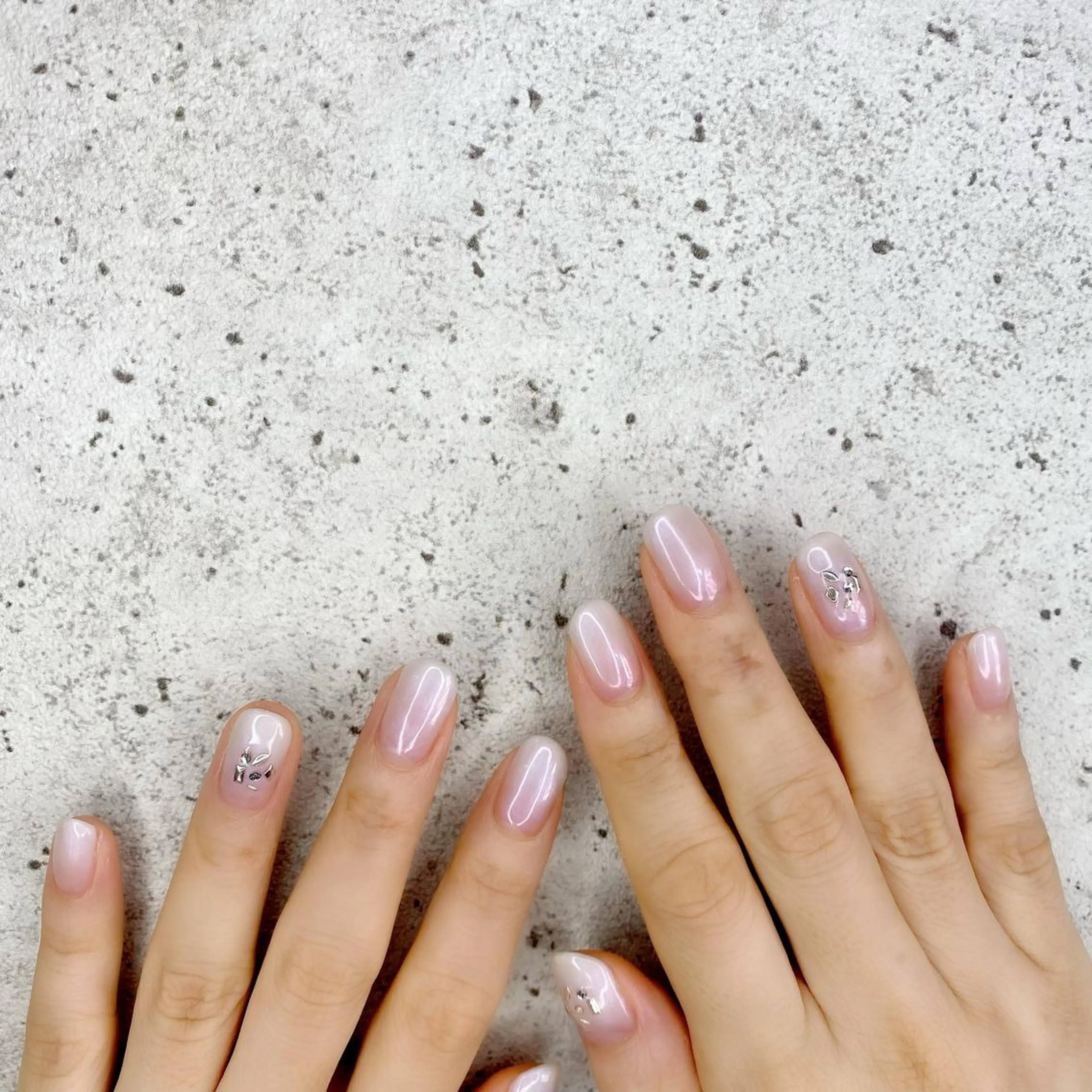 ミディアム カラー パーマ ヘアアレンジ メンズ キッズ ネイル マツエク・マツパ グラデーションカラー シルバー ジェルネイル グラデーション シルバー Salon Ｋのネイルデザイン