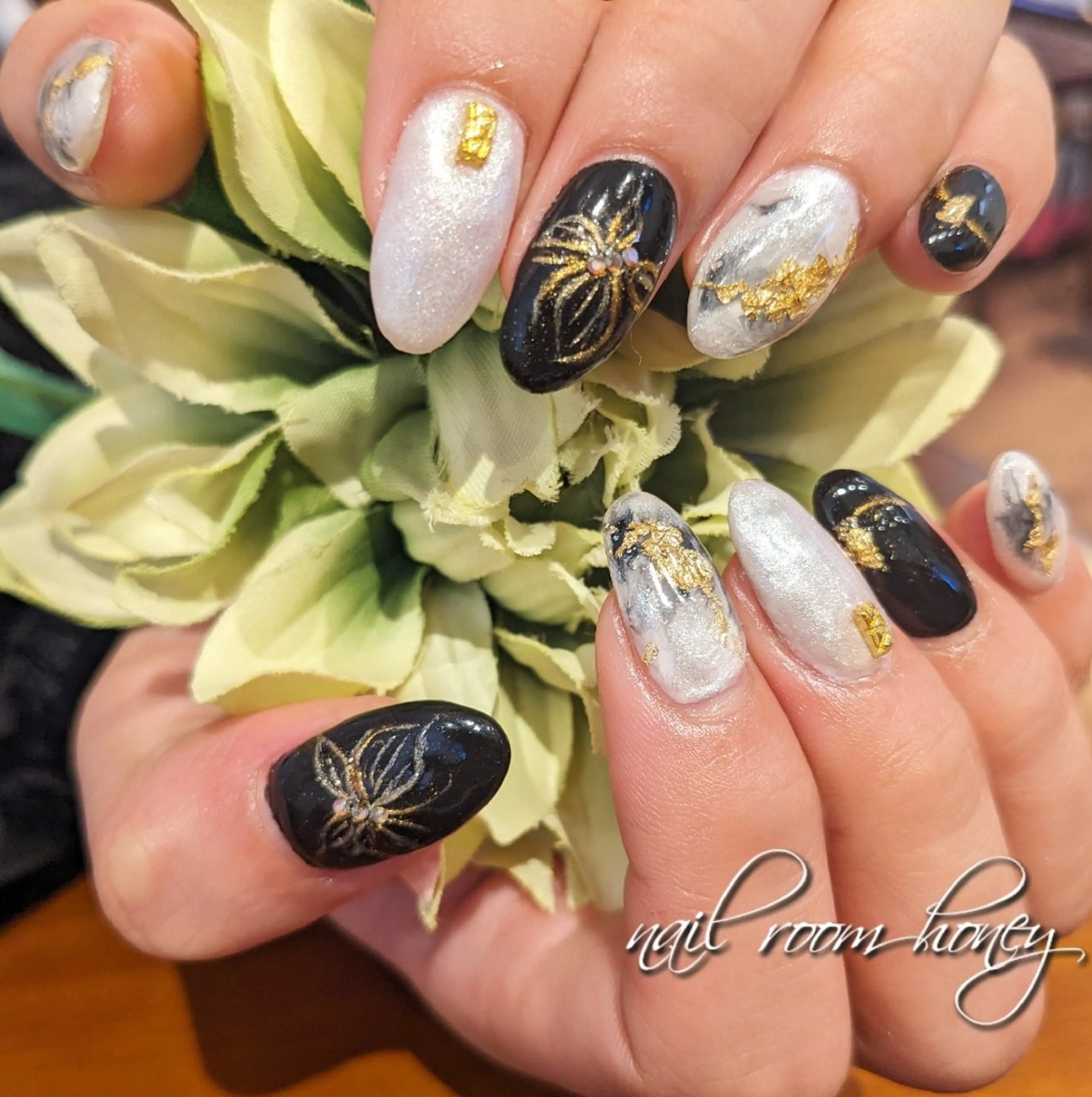 ネイル ゴールド ニュアンスネイル ホワイト nail room  honeyのネイルデザイン