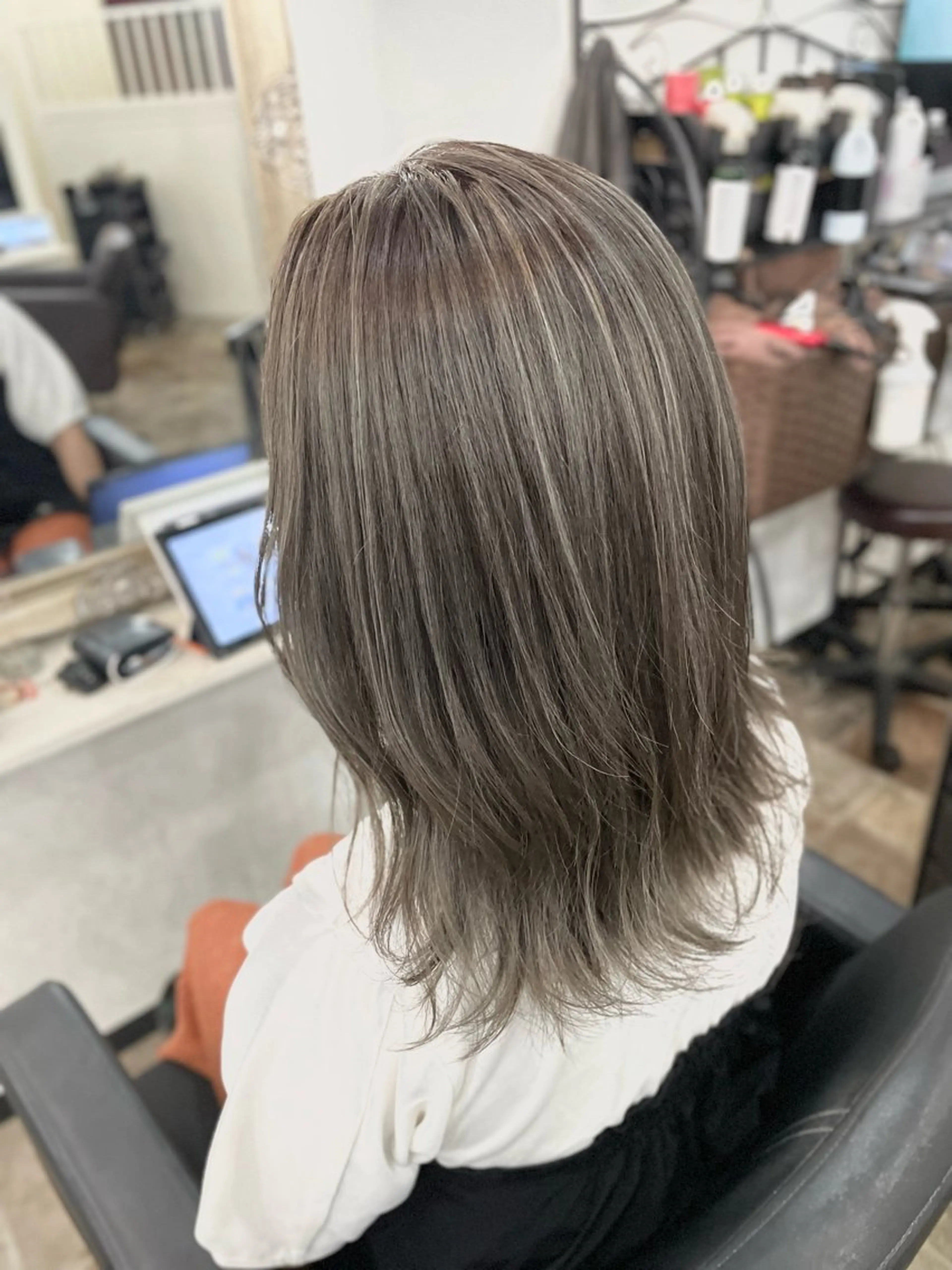 セミロング カラー アンフィーヘアー所属・amphihair 高橋祐也のヘアスタイル