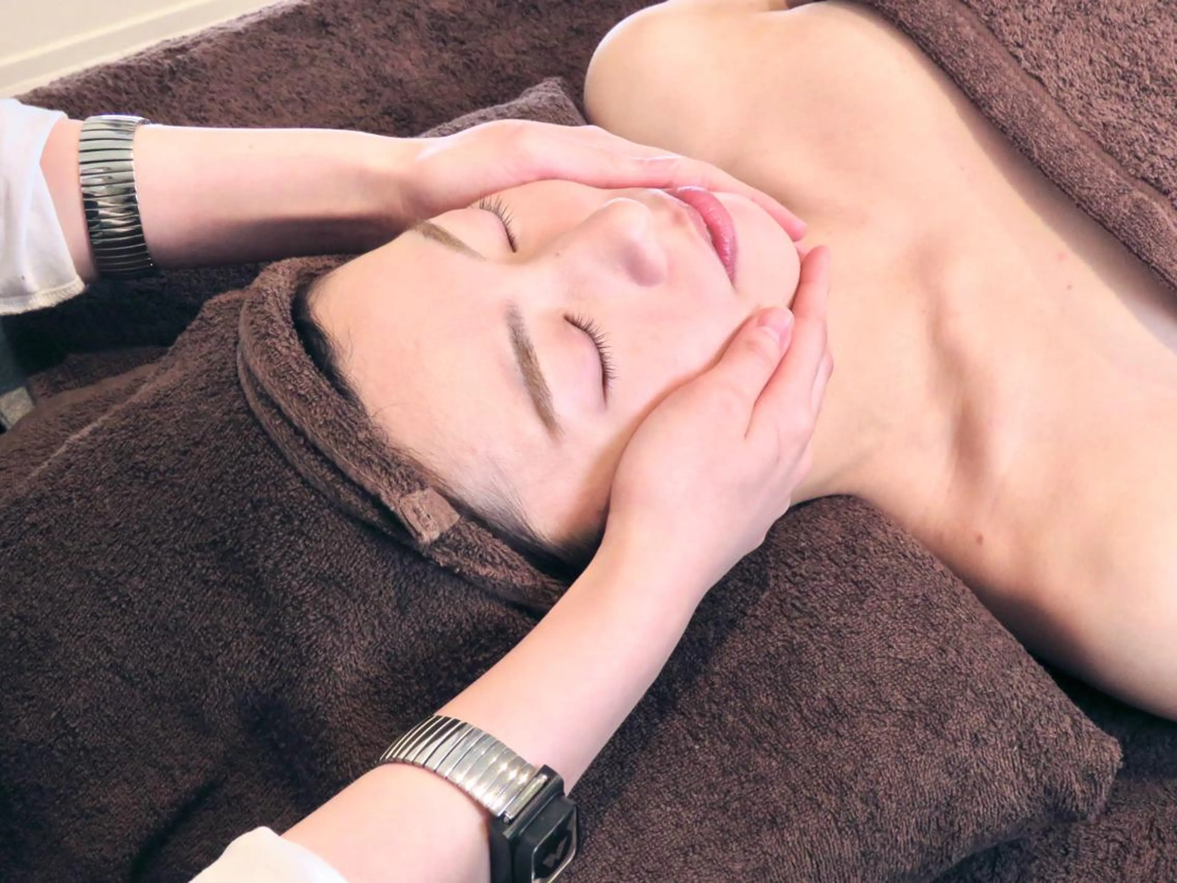 【小顔and肌質改善】即リフトアップ最新機器＋細胞活性小顔ケア（首肩込）　60分の写真