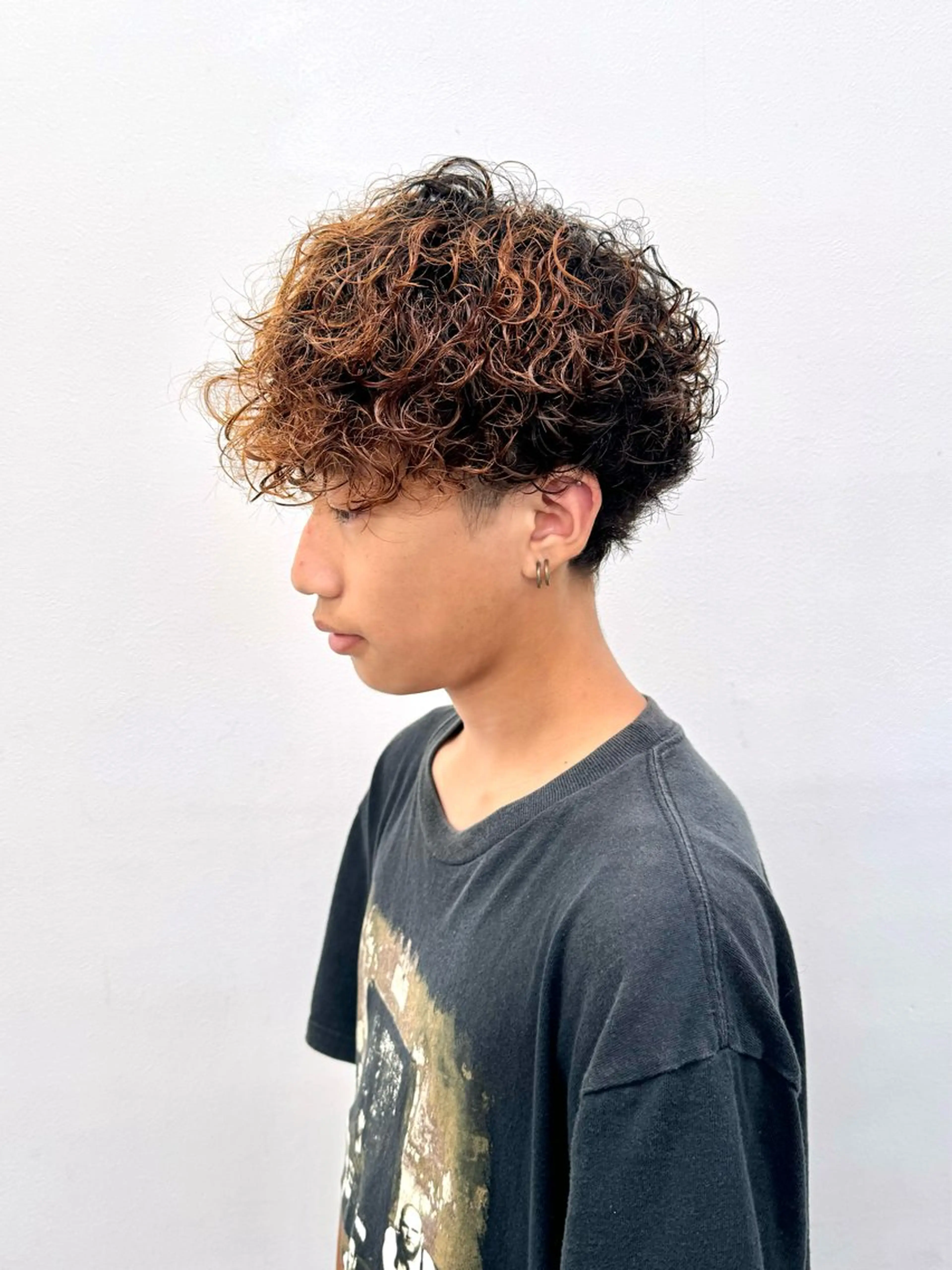 ミディアム パーマ ヘアアレンジ メンズ ミディアムパーマ メンズパーマ プードルパーマ プードルパーマ カット パーマ トリートメント ヘッドスパ ヘアセット 顔まわりカット の達人のヘアスタイル