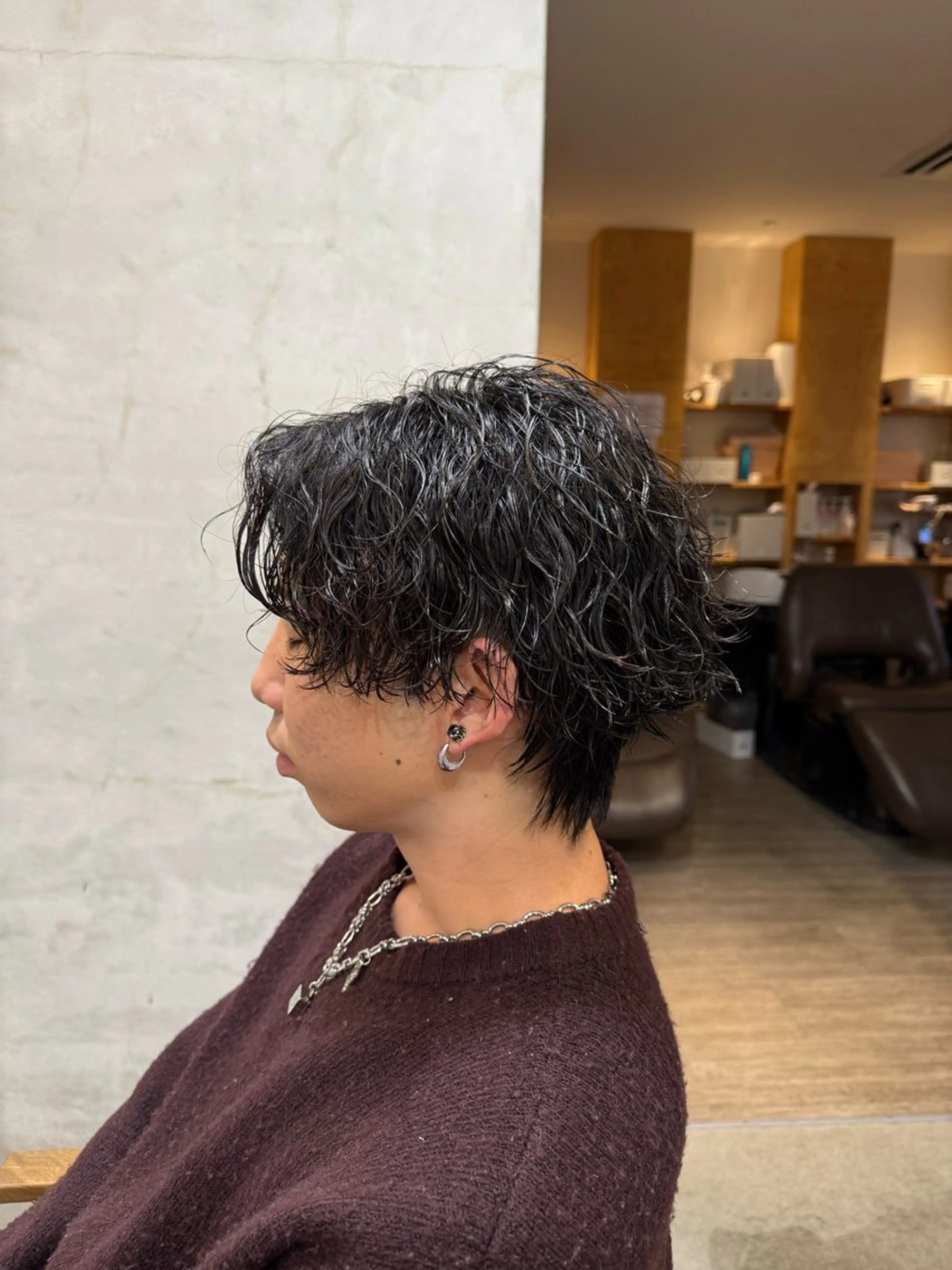 ミディアム パーマ メンズ ミディアムパーマ センターパート メンズパーマ 波巻きパーマ メンズウルフカット men's quru.所属・🔥KOSEI🔥 メンズパーマ特化のヘアスタイル