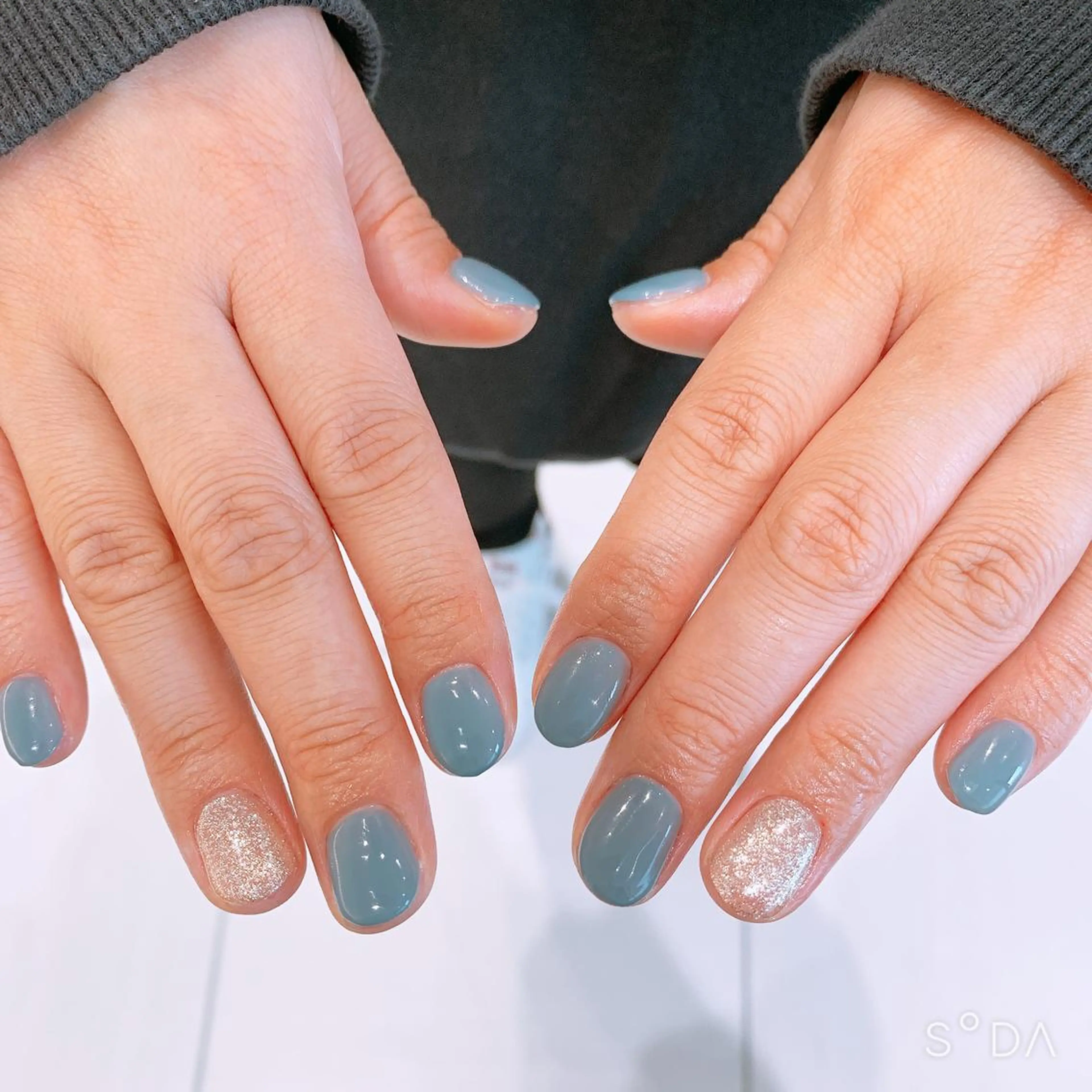 ネイル キラキラネイル 水色 Rena colore'のネイルデザイン