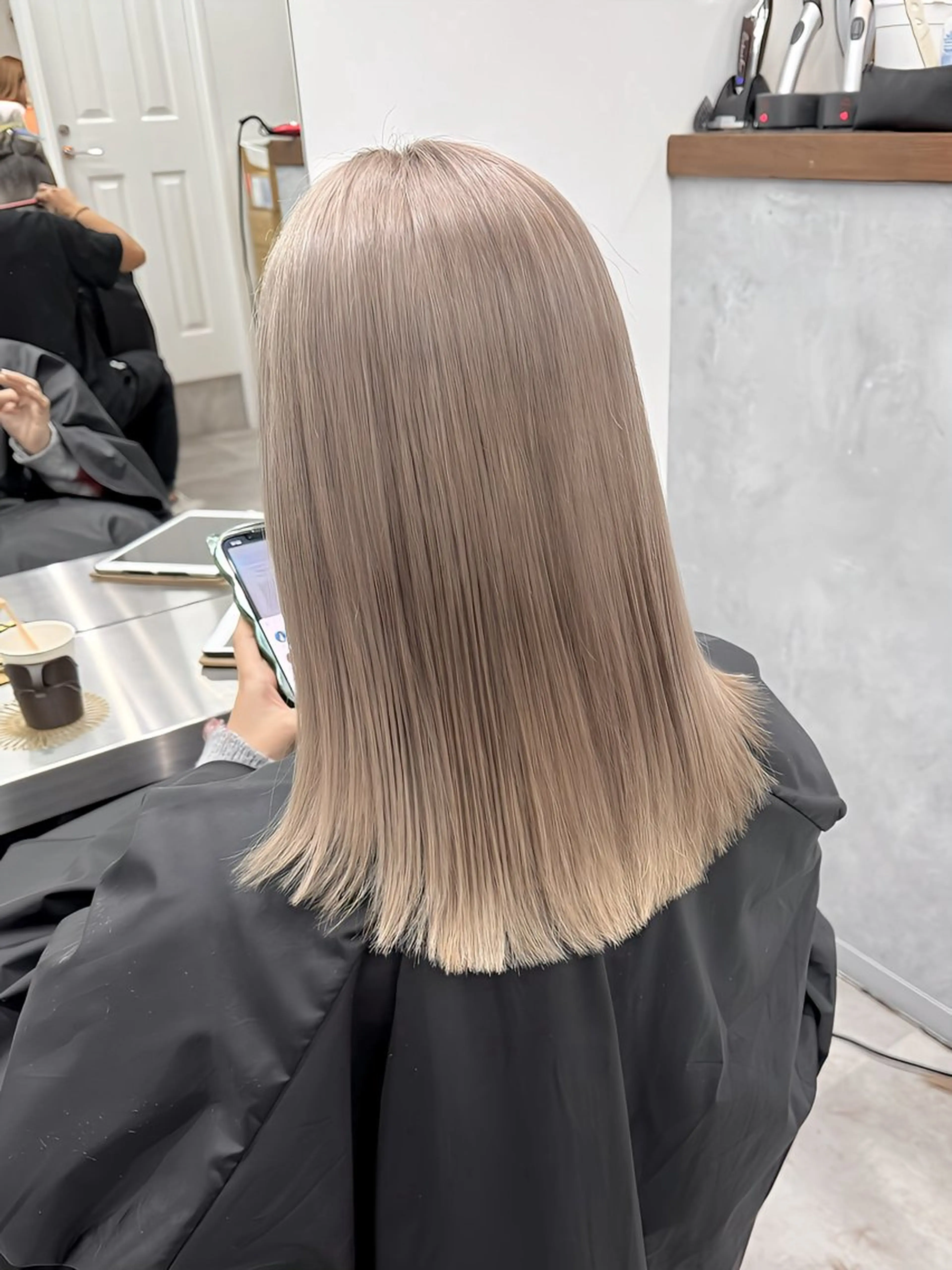 ミディアム カラー ベージュカラー ブリーチ ハイトーンカラー ミルクティーベージュ ヘアカラー .. meiのヘアスタイル