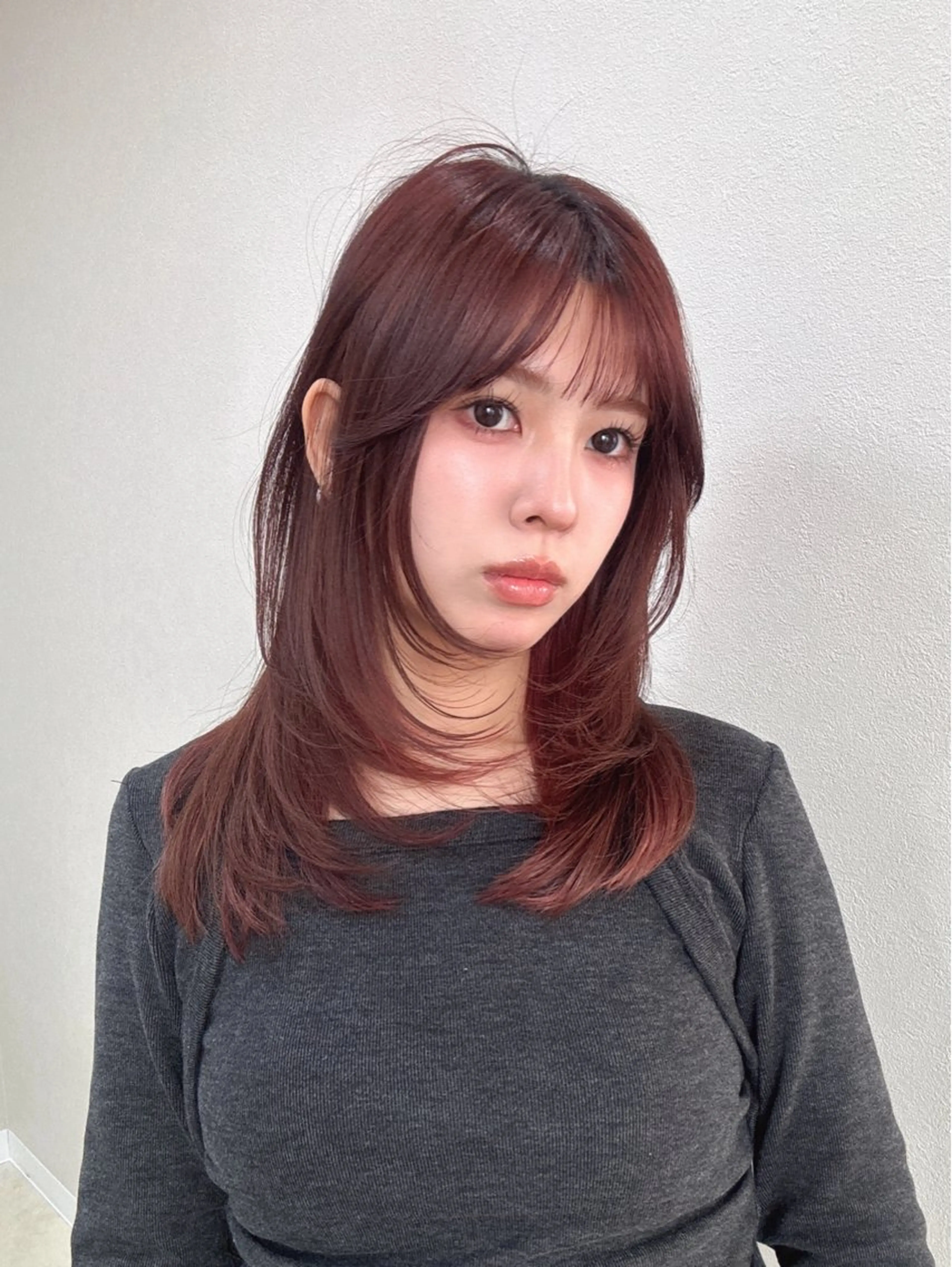 セミロング レッドブラウン 顔まわりレイヤー 顔周りカット ハイレイヤー レイヤーカット カット ヘアカラー トリートメント 小野寺瑞希 /最小顔カットのヘアスタイル