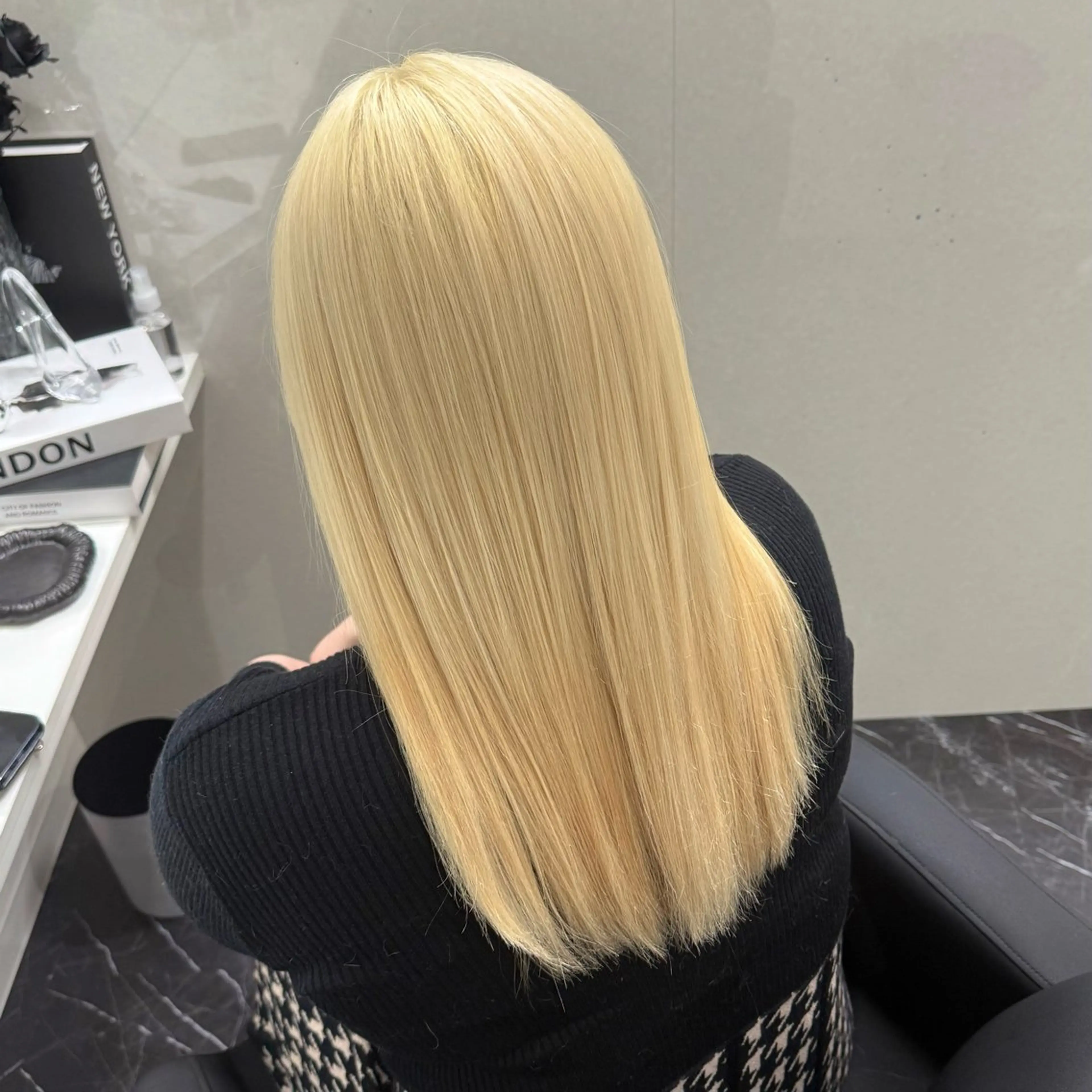 セミロング カラー ベージュカラー ブリーチ ブロンド デザインカラー グレージュ ヘアカラー トリートメント ハイトーン/ 髪質改善/上質艶髪のヘアスタイル
