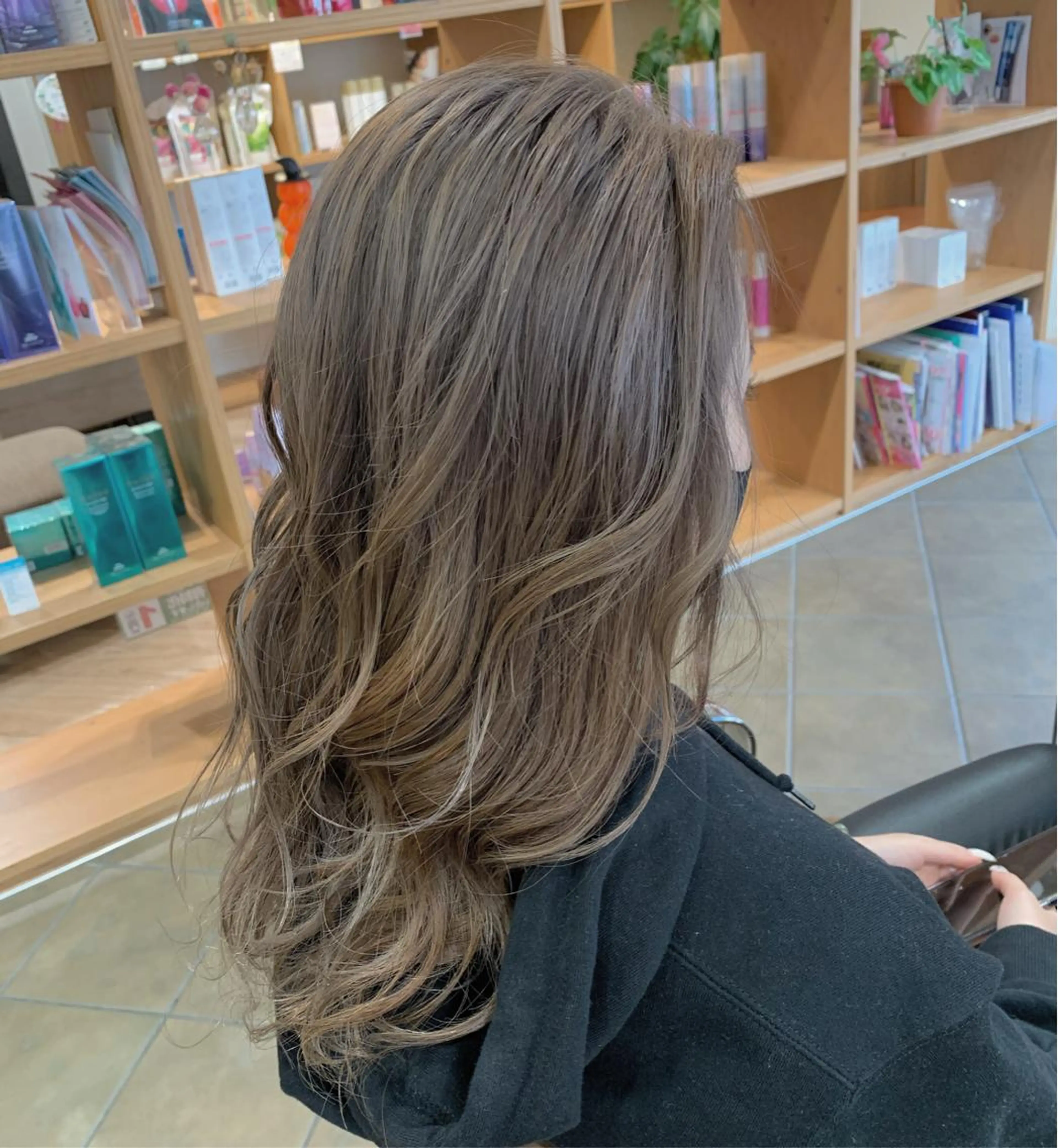 ロング カラー ブリーチ ダブルカラー Ripps長居所属・メテオ ／ヘアカラー 西川菜実のヘアスタイル