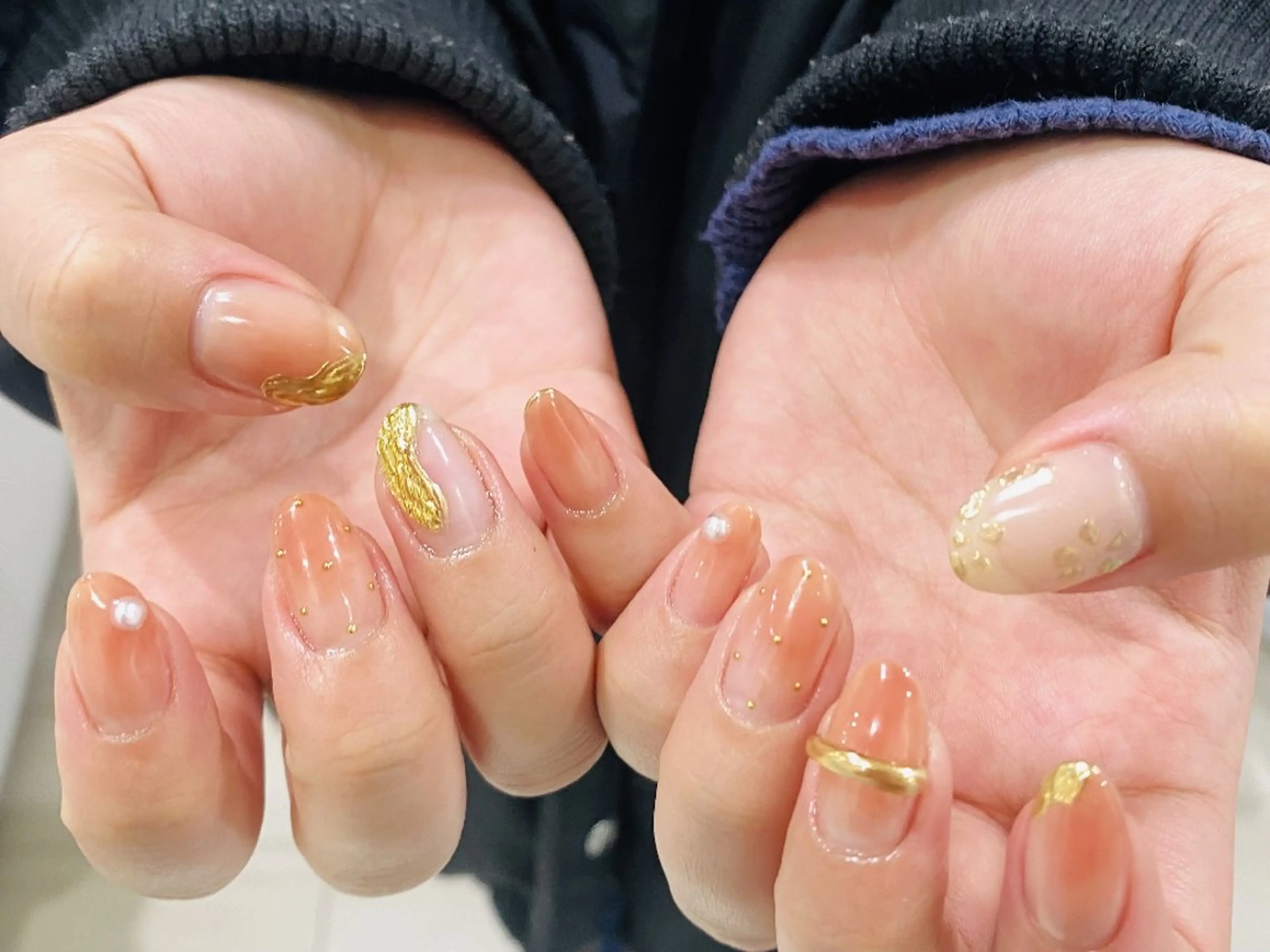 ネイル ゴールド ミラーネイル ニュアンスネイル 春ネイル ハンドネイル 13日3980円‼️ マグもデザインも◎のネイルデザイン