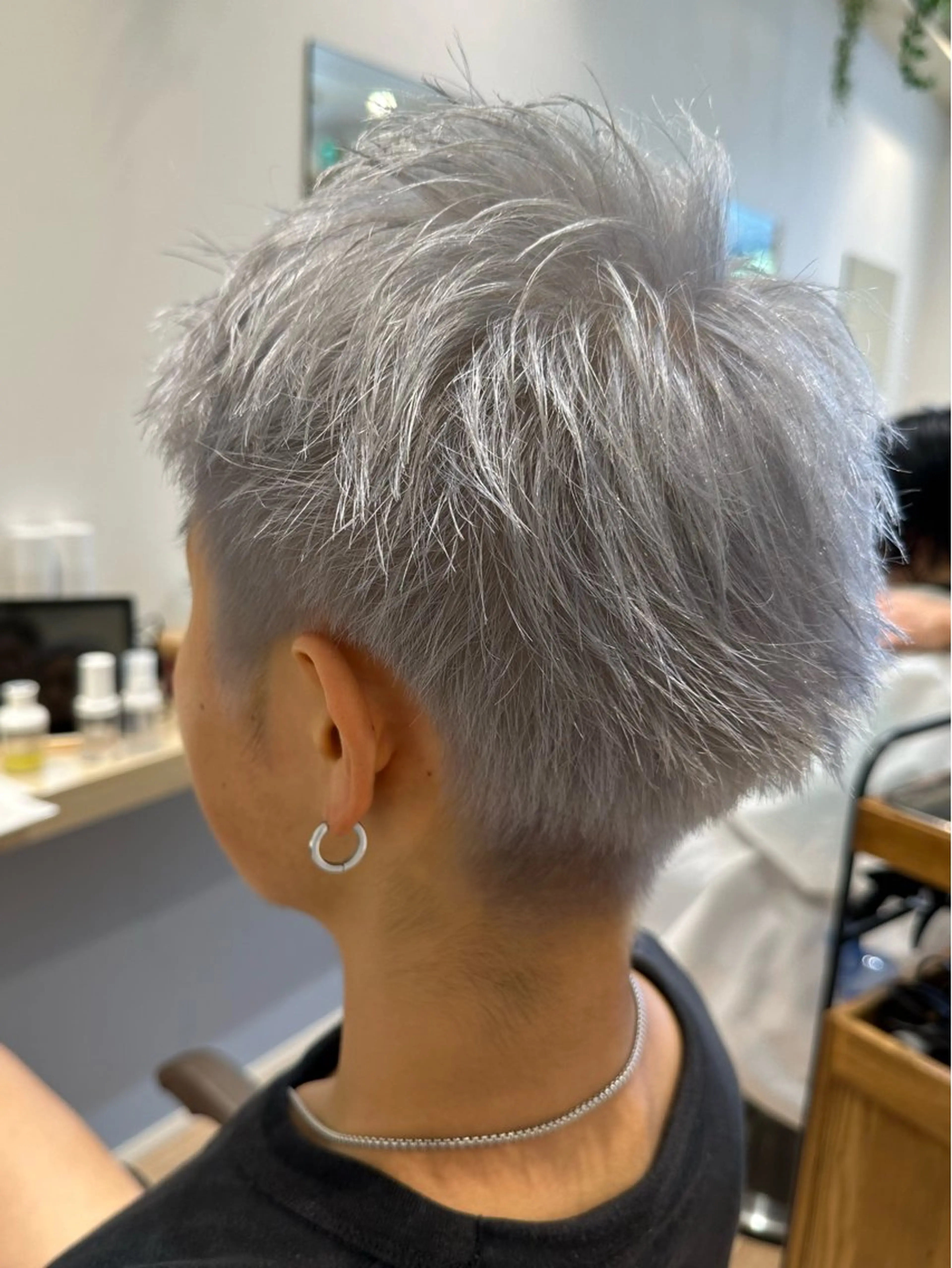 ショート カラー ブリーチ シルバー 鎌田 一徳のヘアスタイル