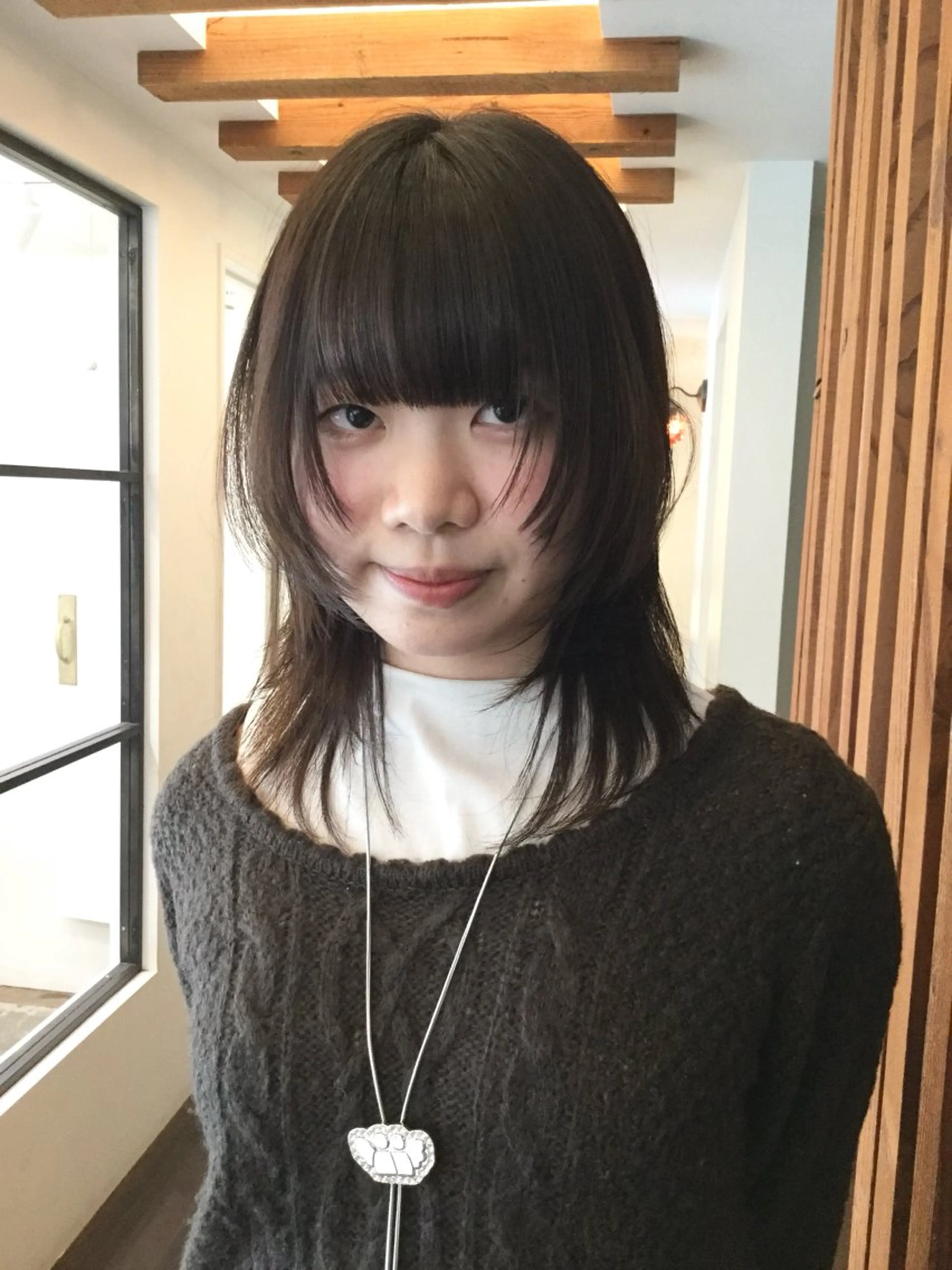 ミディアム ハッシュカット リカ/ハイトーン ・オリーブ🍀のヘアスタイル