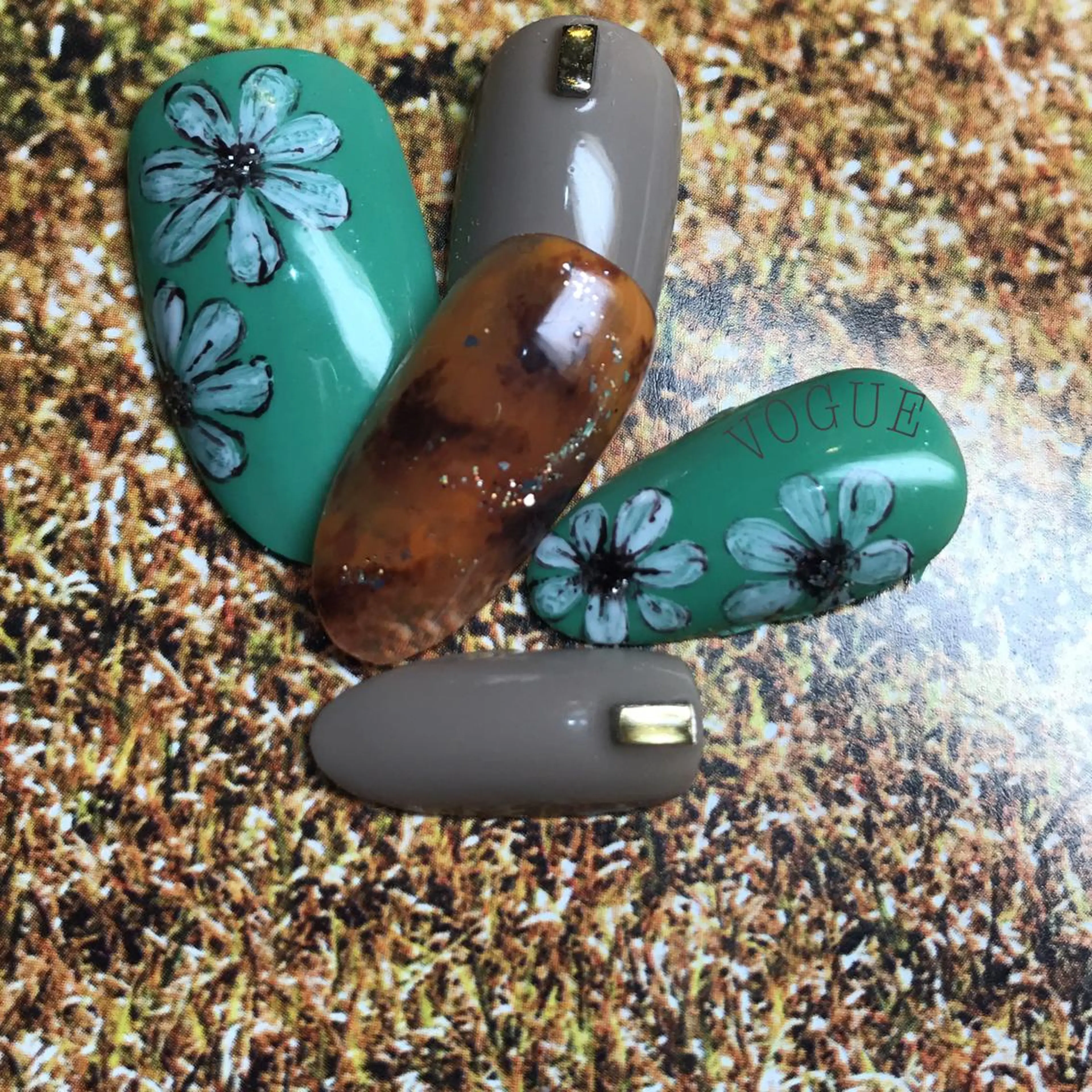 ネイル べっ甲ネイル ハンドネイル VOGUE ×SWANのネイルデザイン