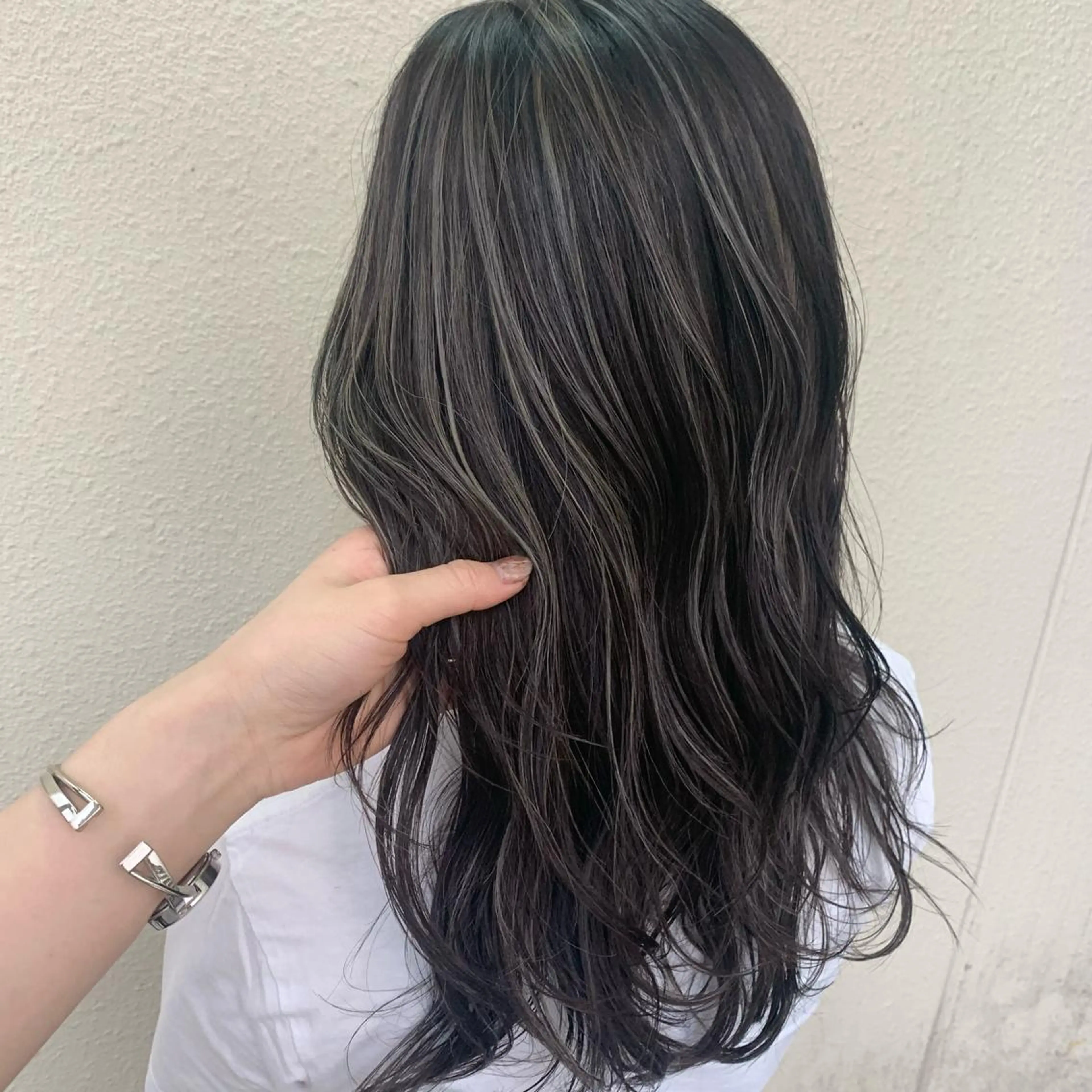 セミロング カラー ハイライトカラー 外国人風カラー ハイライト 🫧オリーブ/赤み消 し/暗髪🫧野本麗奈のヘアスタイル