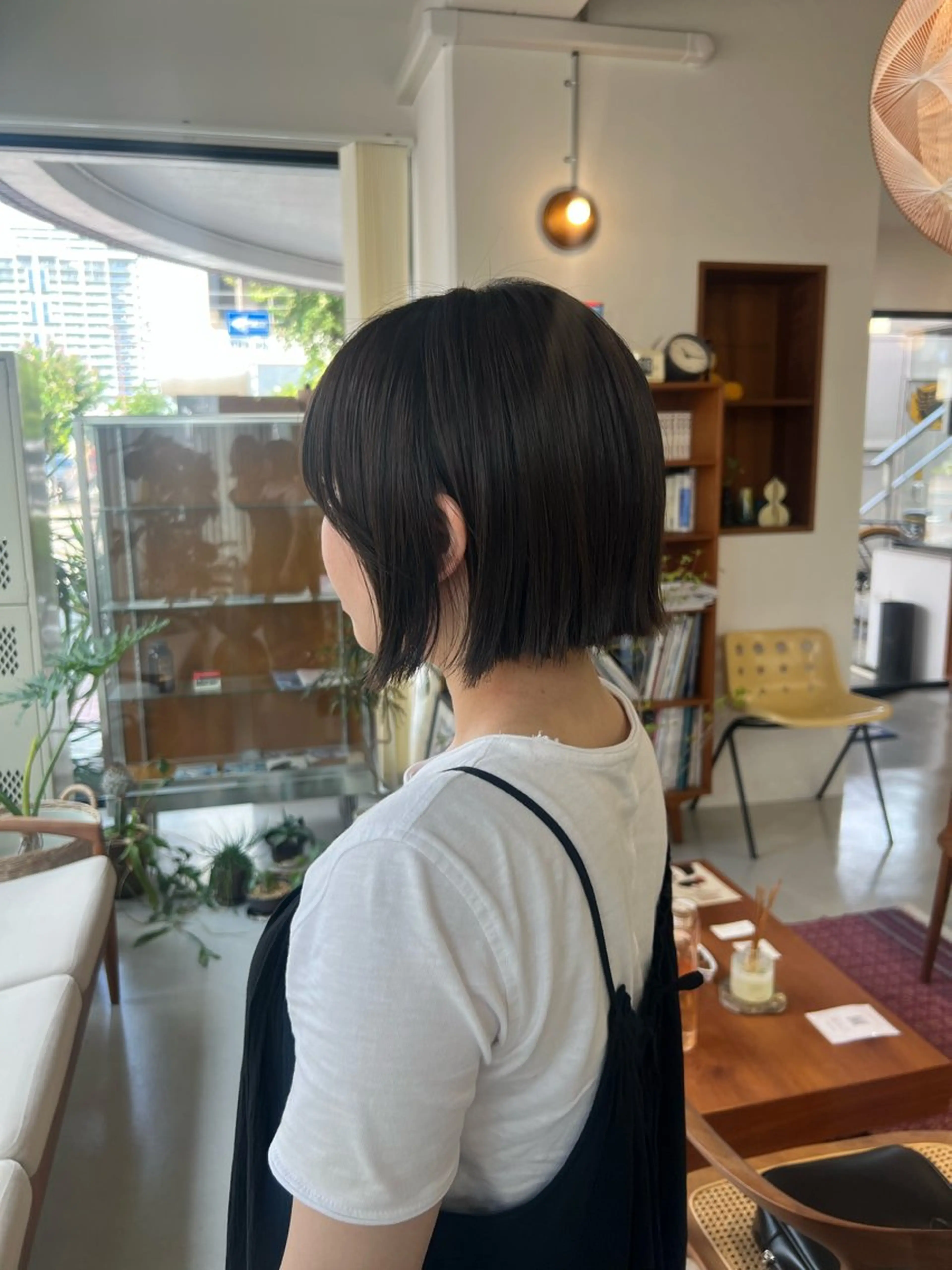 ショート ボブ 外ハネヘア カット ヘアカラー トリートメント 石川 実咲のヘアスタイル