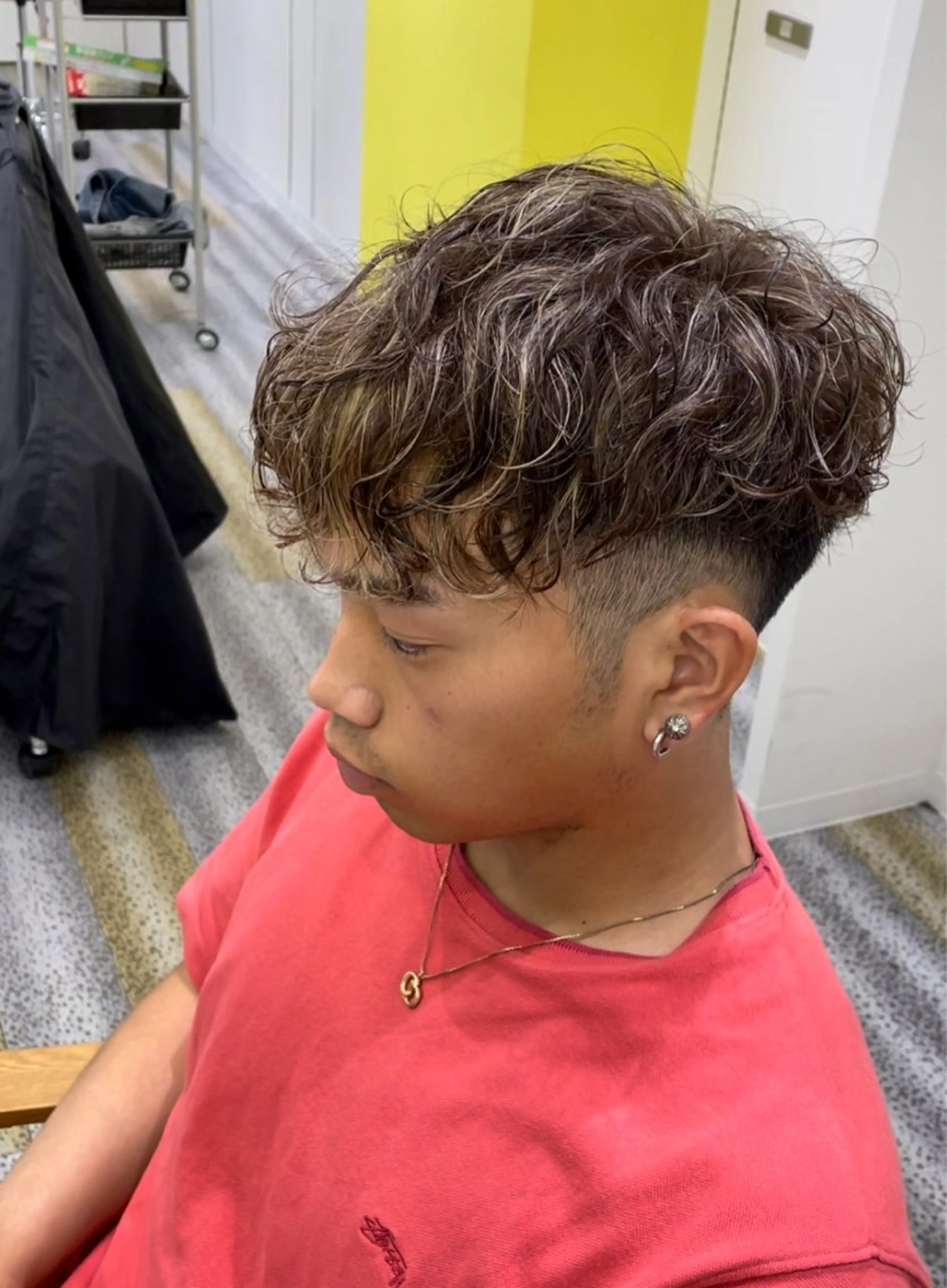 ショート カラー パーマ メンズ メンズハイライト スペインカール 刈り上げ ハイライトカラー 外国人風カラー カット ヘアカラー 【メンズ特化】岩瀬 武【メンズパーマ】のヘアスタイル