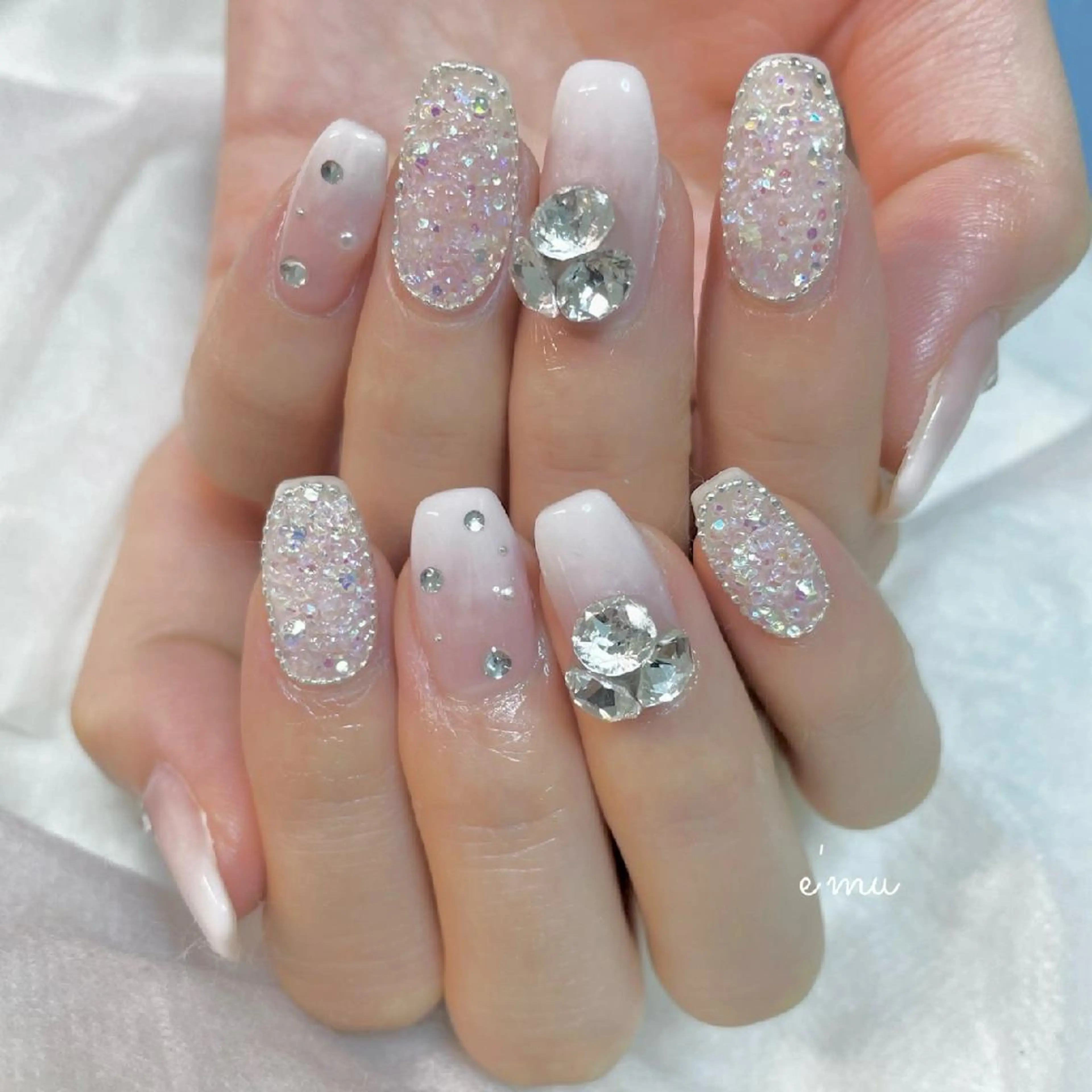 ネイル キラキラネイル 韓国ネイル ストーンネイル ホワイト nail salon e'mu💐のネイルデザイン