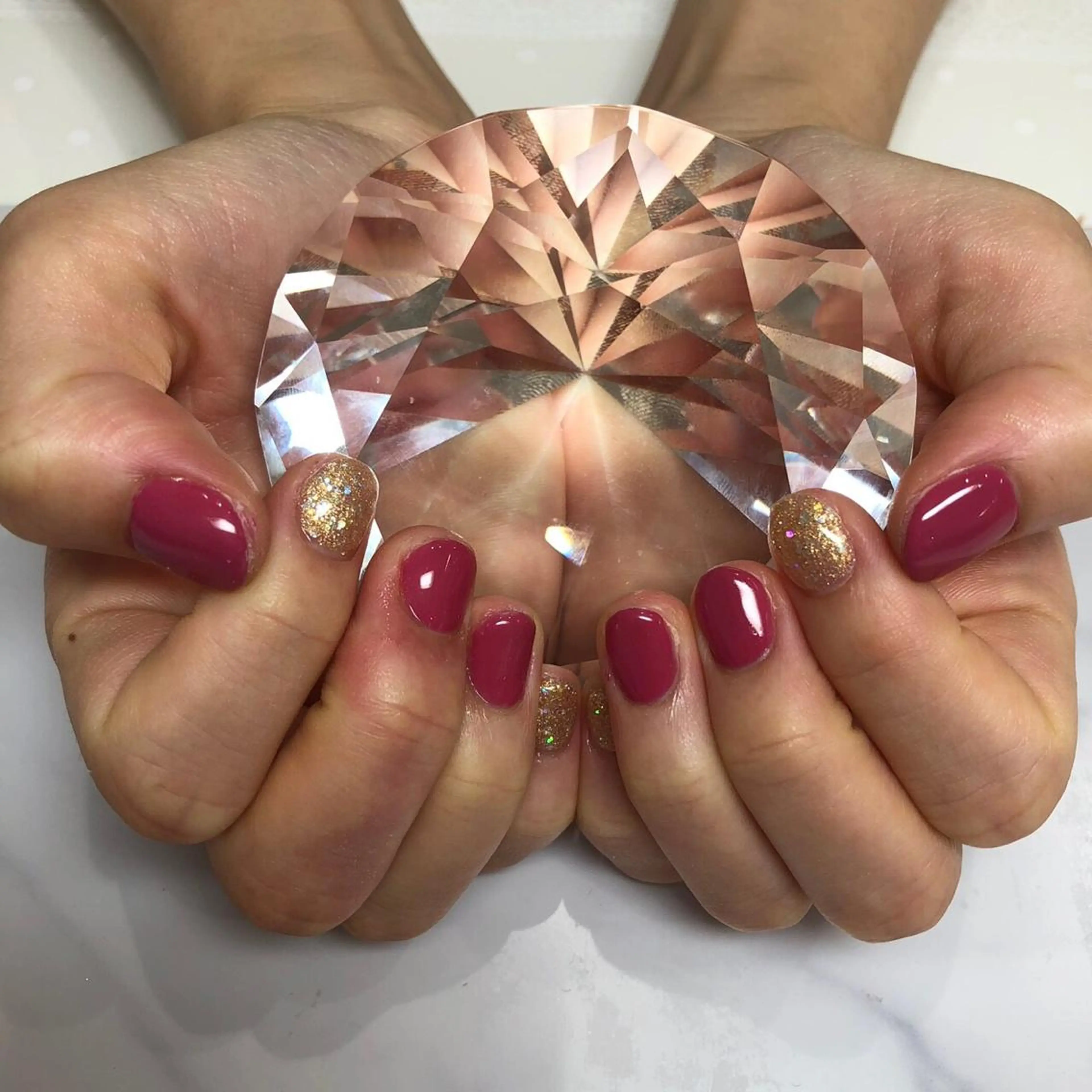 ネイル 指名支持率NO.1 スタイリストのヘアスタイル