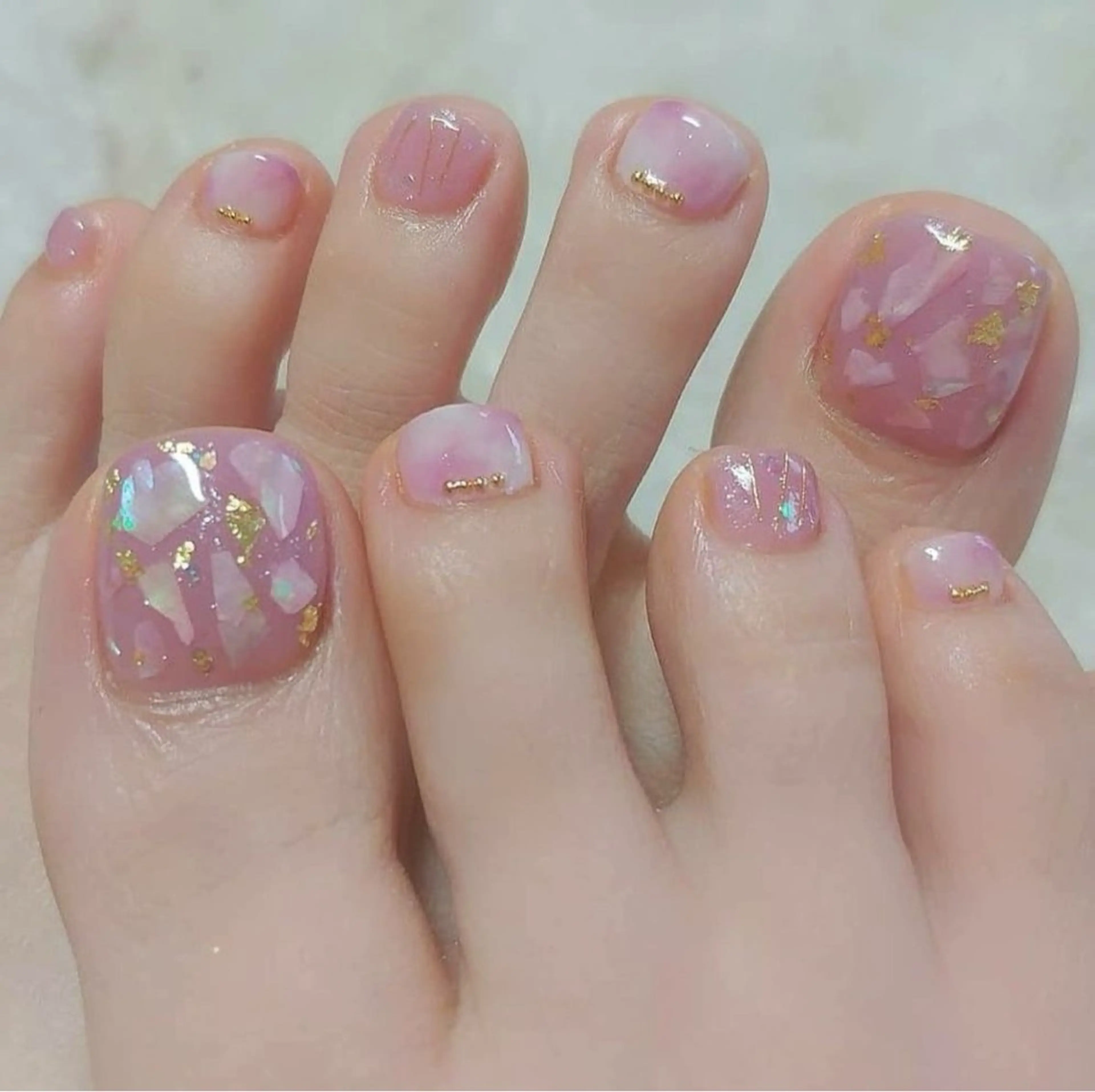 ネイル オーロラネイル クリアネイル 長さ出し フットネイル フレンチネイル リボン、ガーリー パーツ放題専門店のネイルデザイン