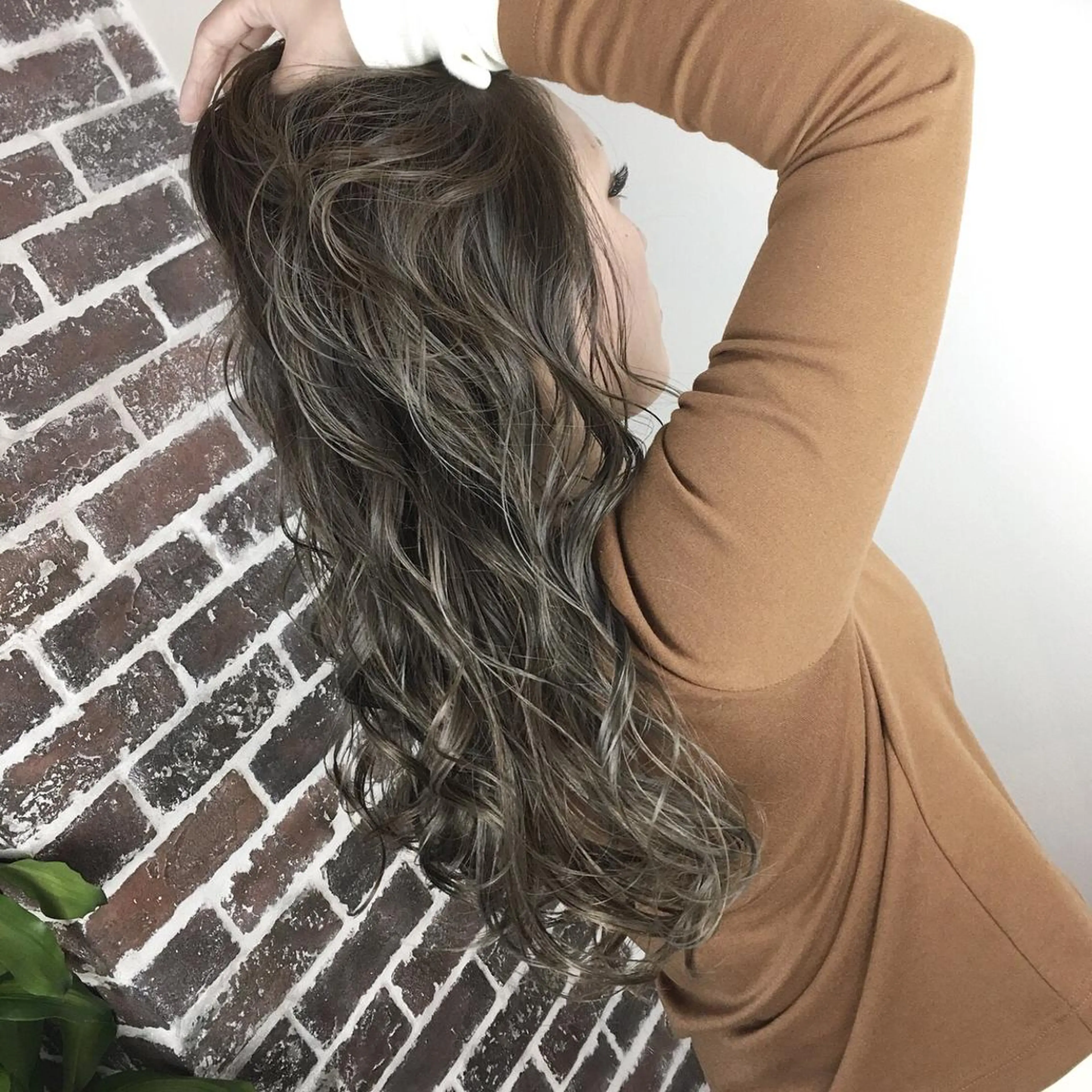 ロング カラー グラデーションカラー グレージュ ハイライトカラー カーキグレージュ 外国人風カラー ヘアカラー トリートメント Tiger  Lily所属・江藤 星史のヘアスタイル