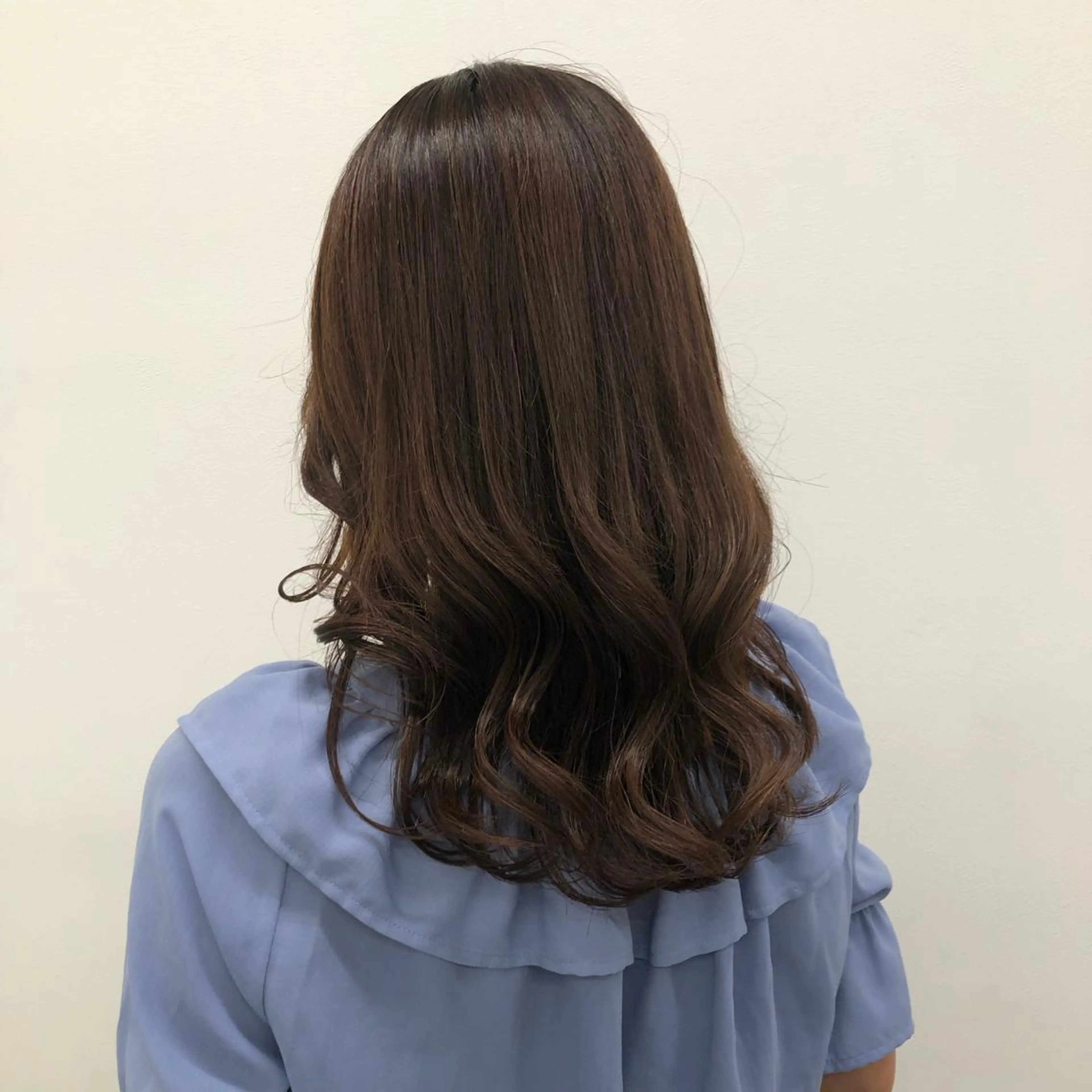 セミロング 寒色＆ブリーチ特化 寒色MiOのヘアスタイル