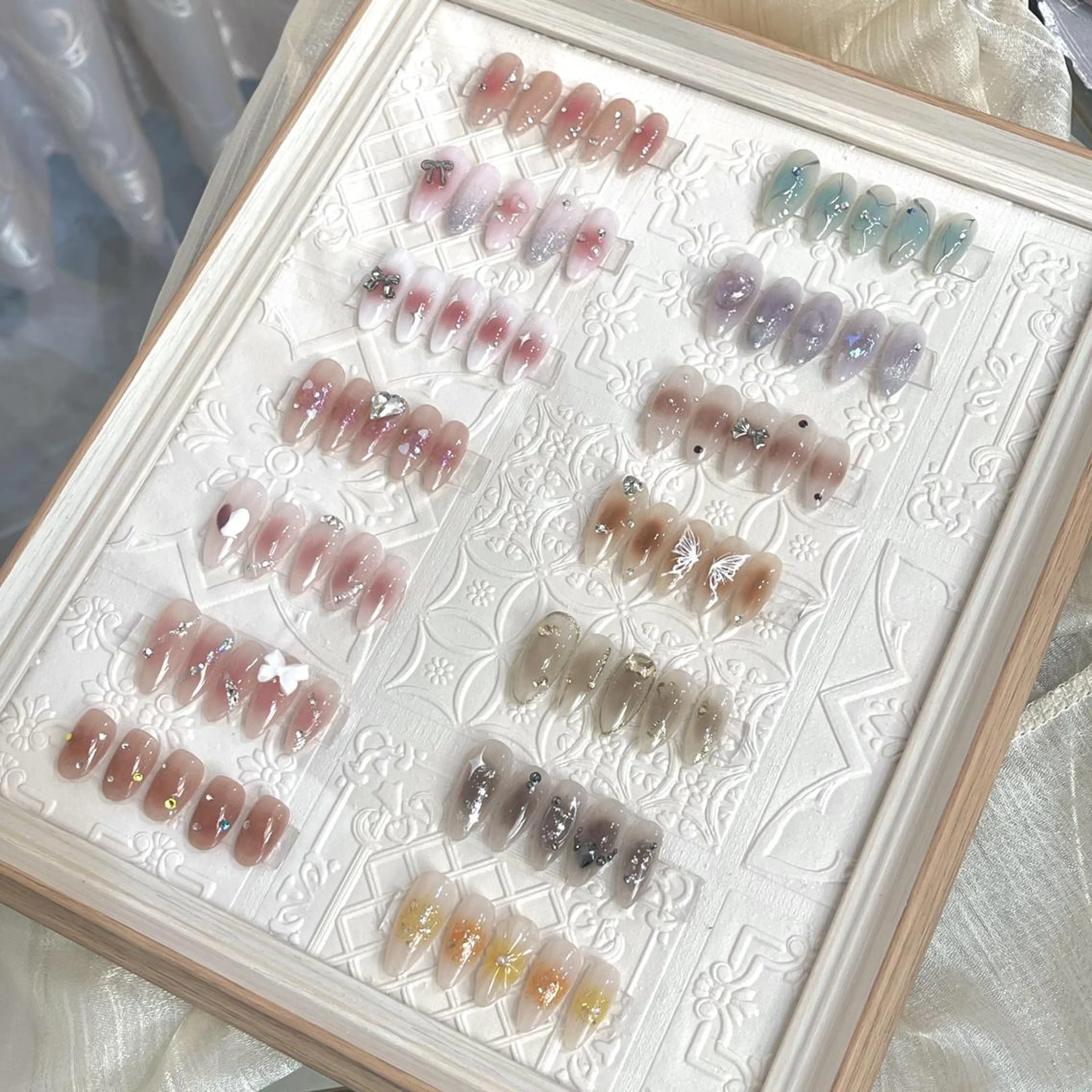 ネイル ハンドネイル RAFFINE 月🦋🩵のネイルデザイン