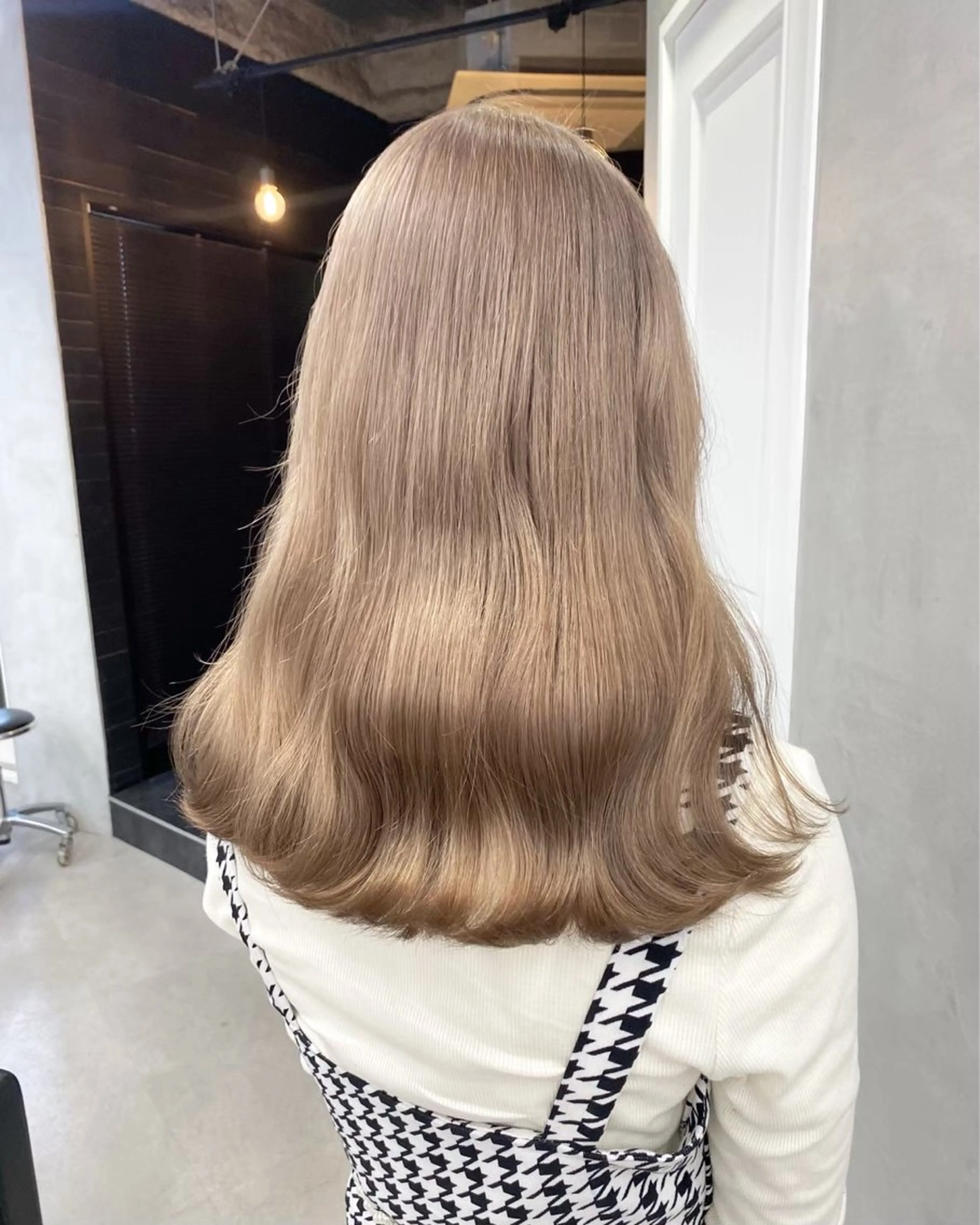 セミロング カラー ベージュカラー ミルクティーベージュ カット ヘアカラー トリートメント ブリーチダブルカラー 【koide】のヘアスタイル