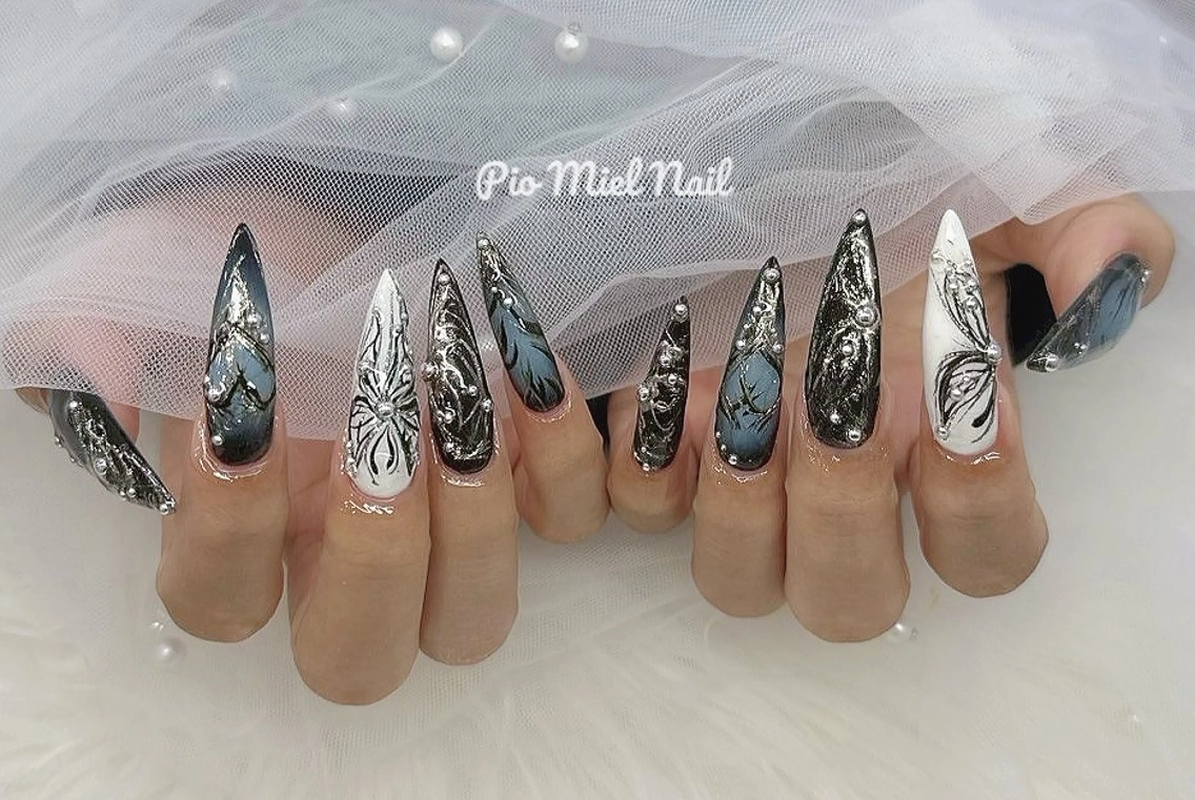 ロング ハンドネイル Pio Mielのネイルデザイン