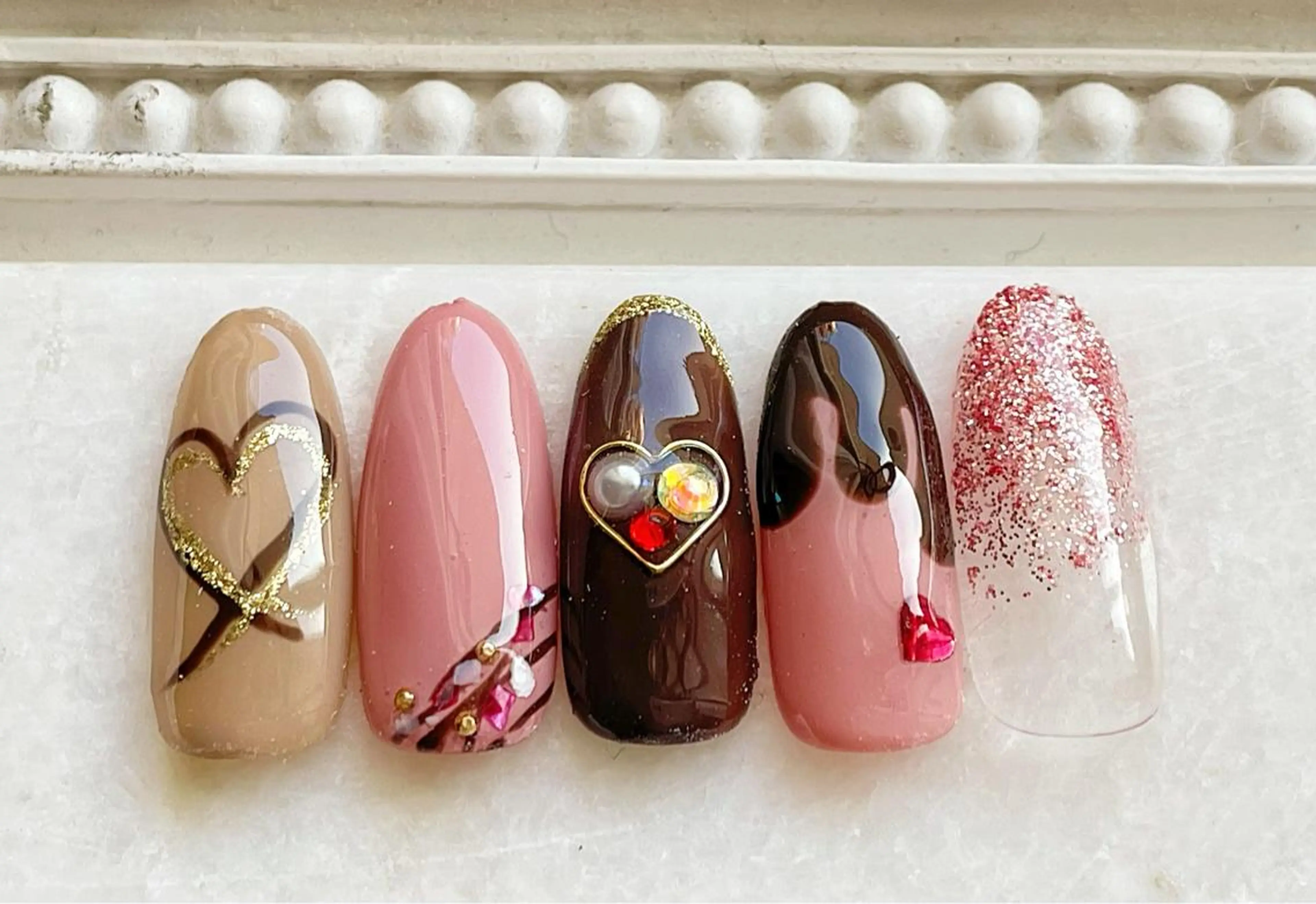 ネイル ジェルネイル キラキラネイル パラジェル バレンタイン ハンドネイル Satomi  のネイルデザイン