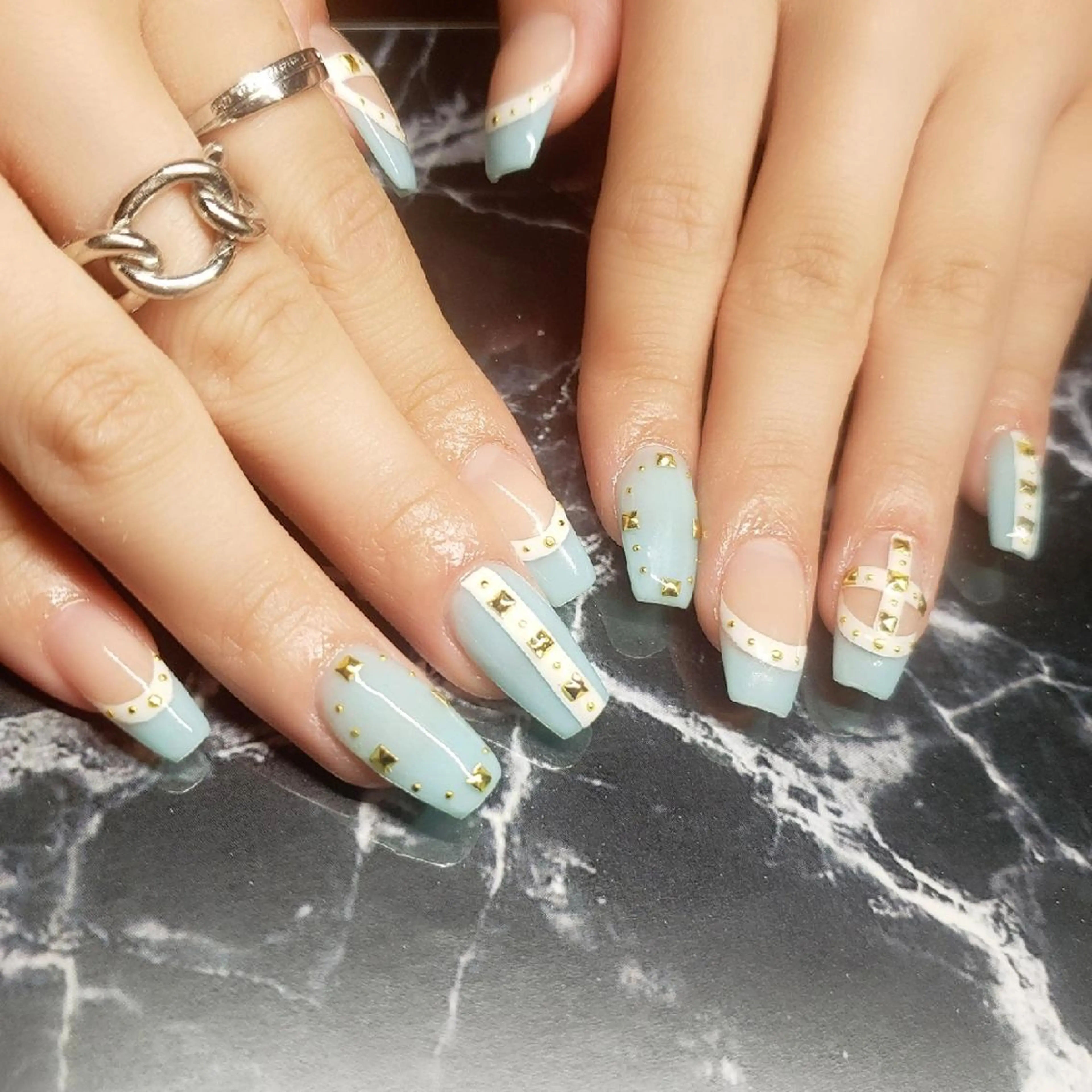 ミディアム ネイル アートネイル フレンチネイル ジェルネイル ハンドネイル クロキ 。のネイルデザイン