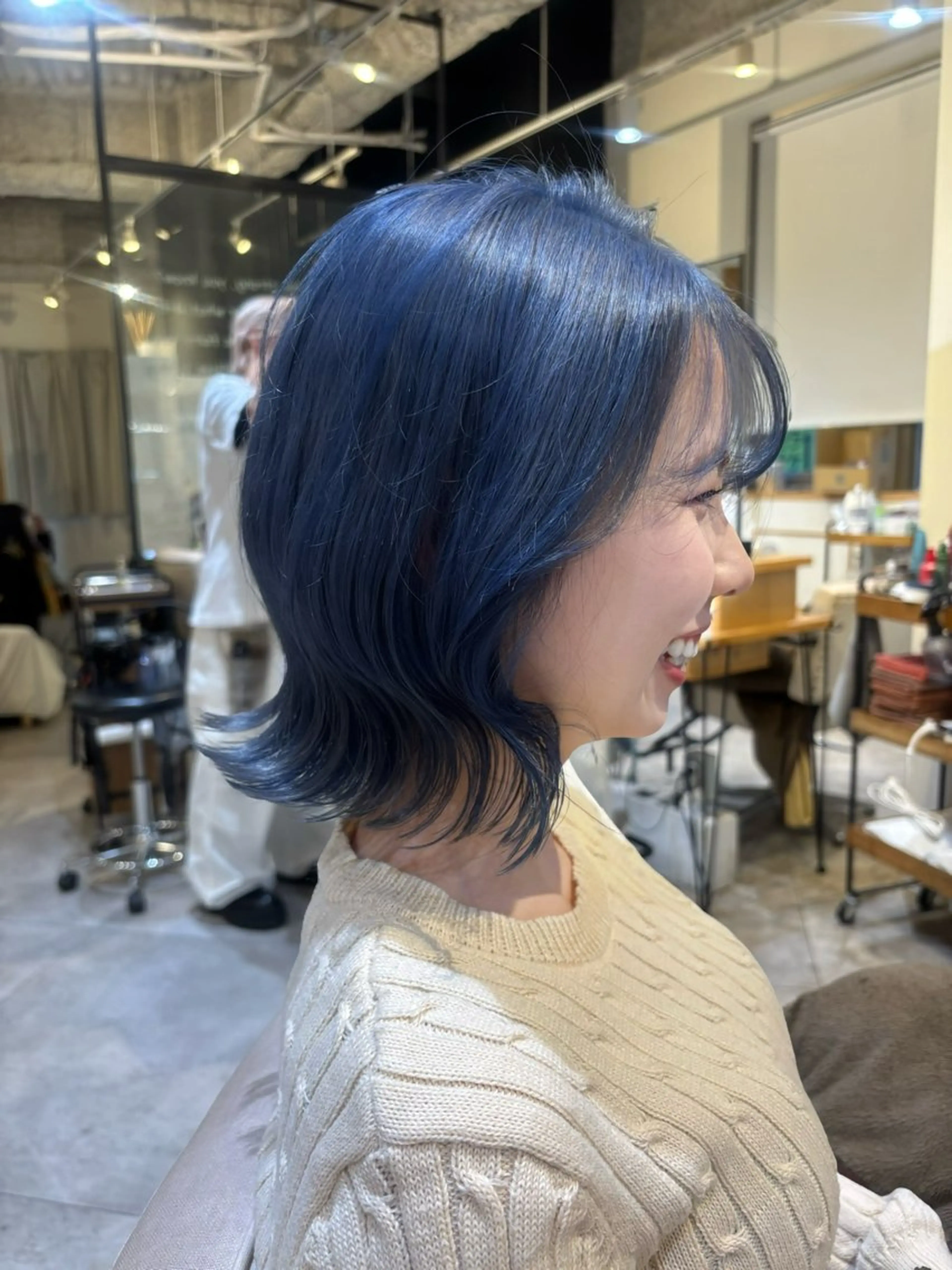 ミディアム カラー ベージュカラー ブリーチ ブルーカラー ケアブリーチ デザインカラー ヘアカラー 肌に馴染むハイトーン /ミルクティーカラーのヘアスタイル