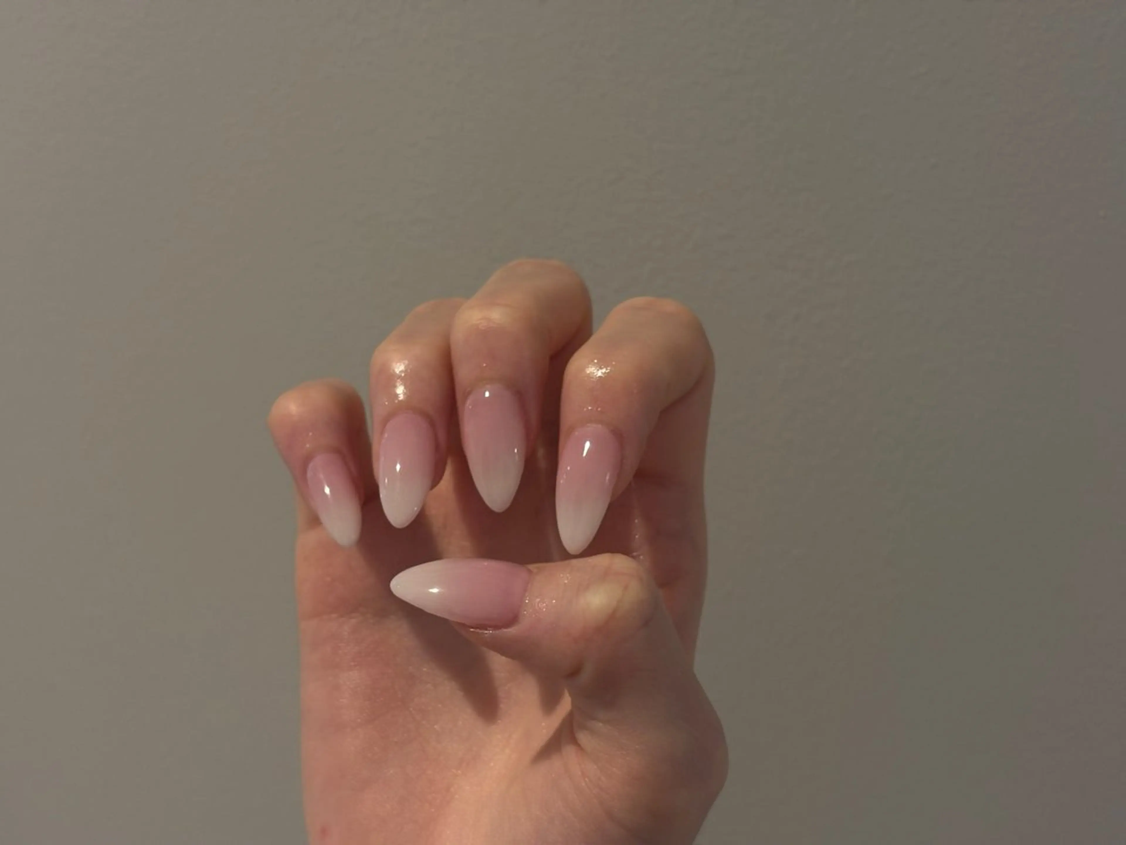 ネイル グラデーション ホワイト ハンドネイル h i n a 🪽のネイルデザイン