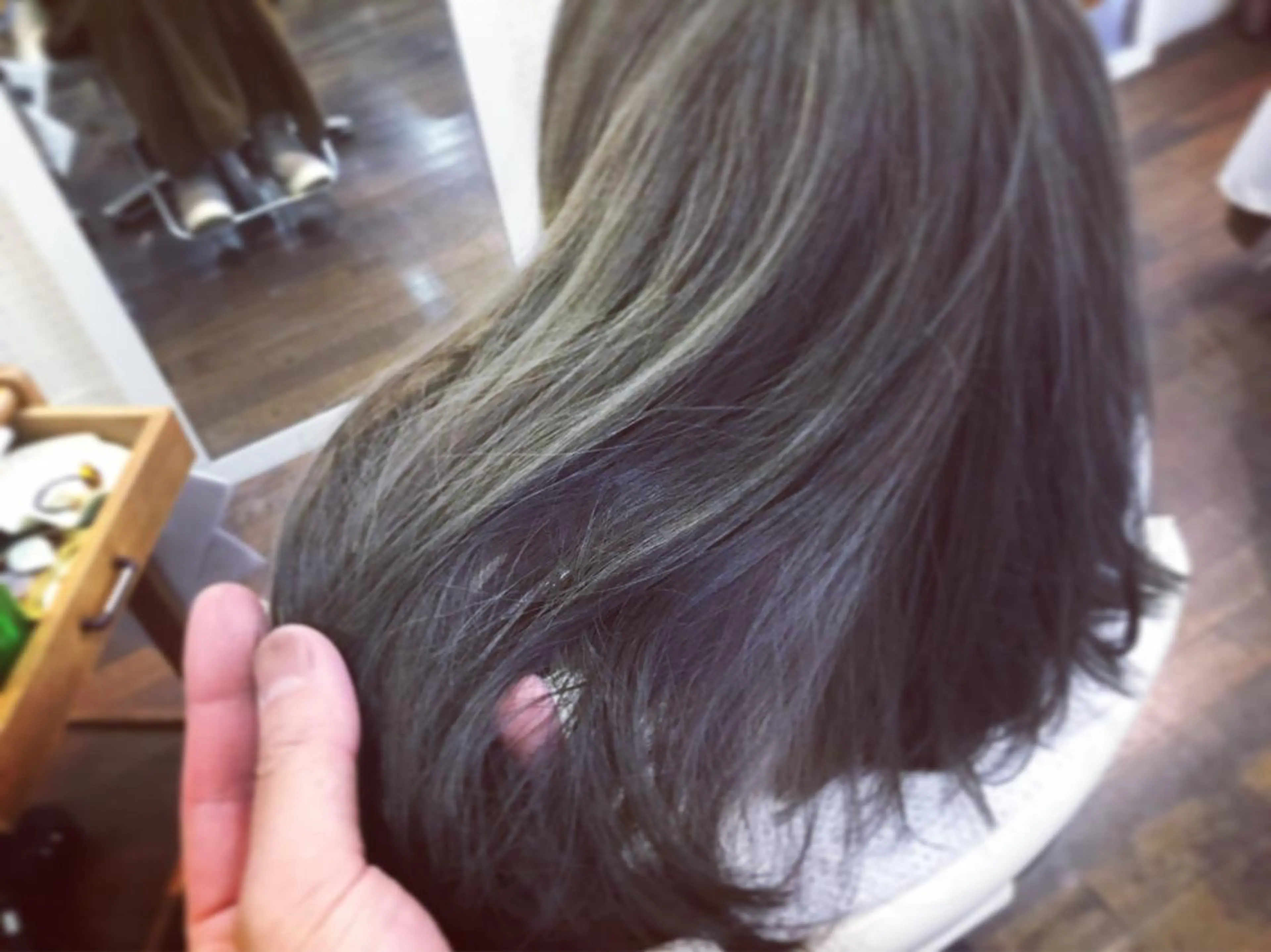 カラー アッシュ ブリーチ Brooch ブローチのヘアスタイル