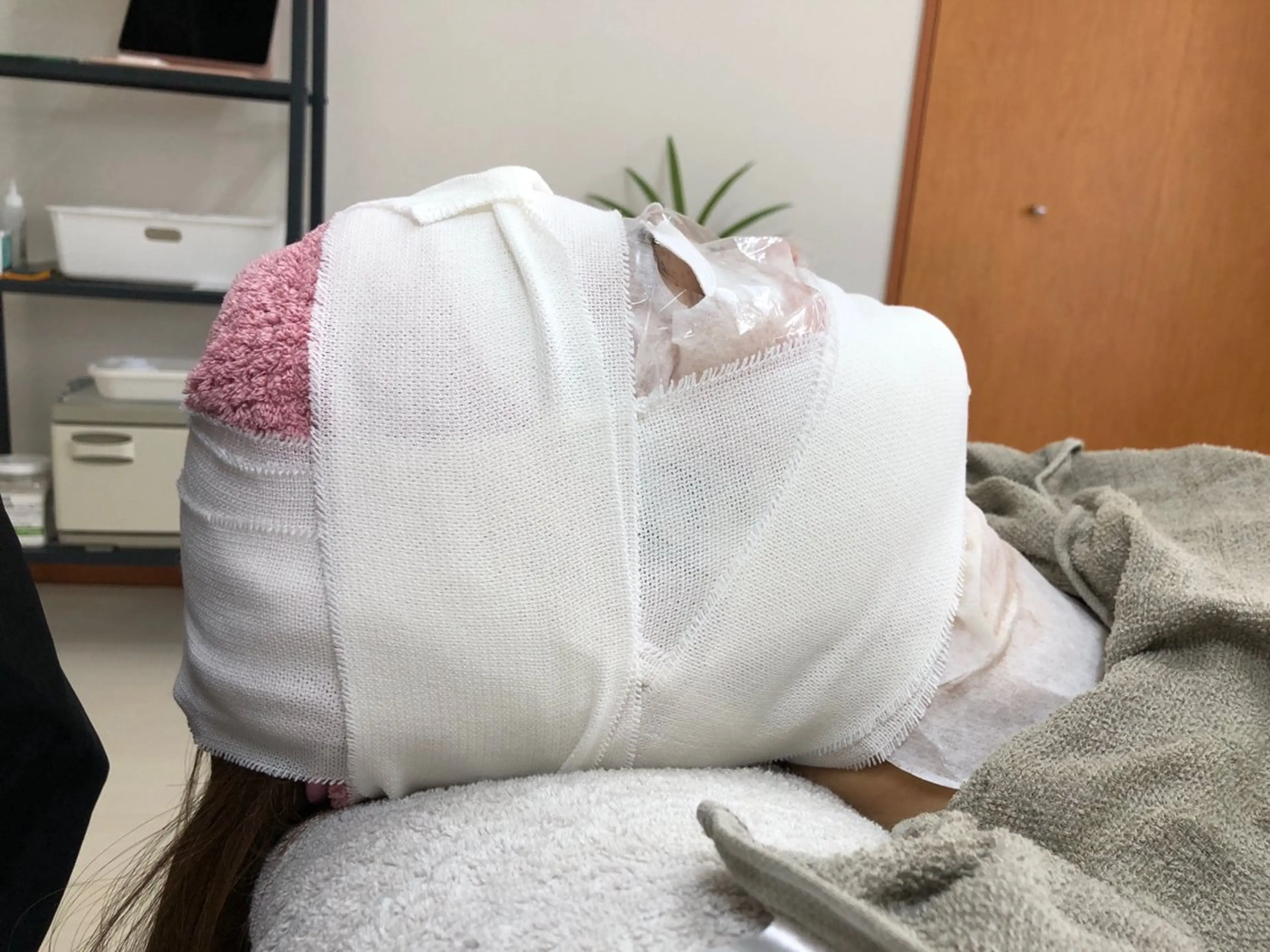 お顔のくすみがぶっ飛び!小顔に!バンテージ炭酸ガスパックと水分パックのセット(ヘッドマッサージ、ハンドマッサージ付き)の写真