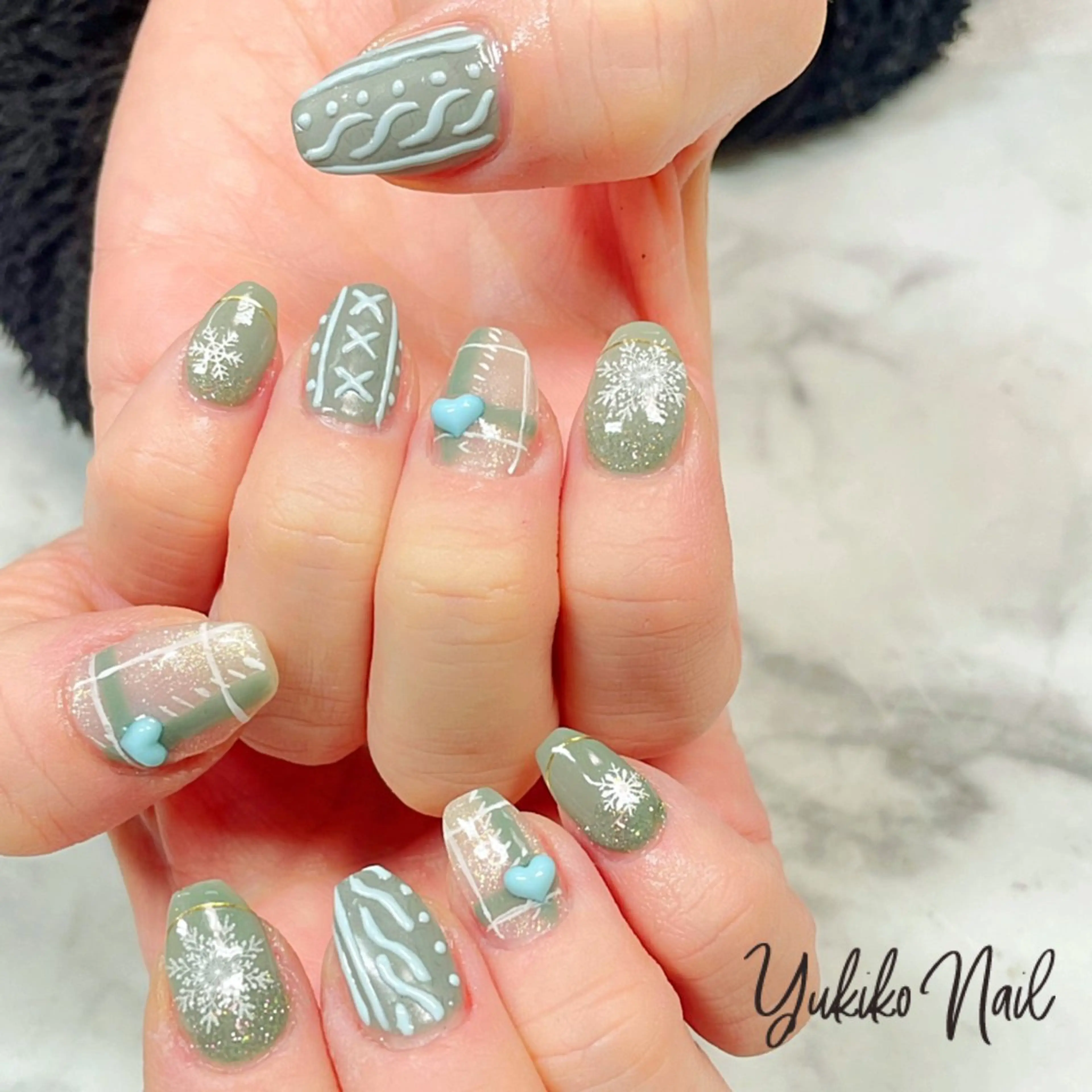 ネイル グリーン キラキラネイル 冬ネイル ハンドネイル ユキコ ネイルのネイルデザイン