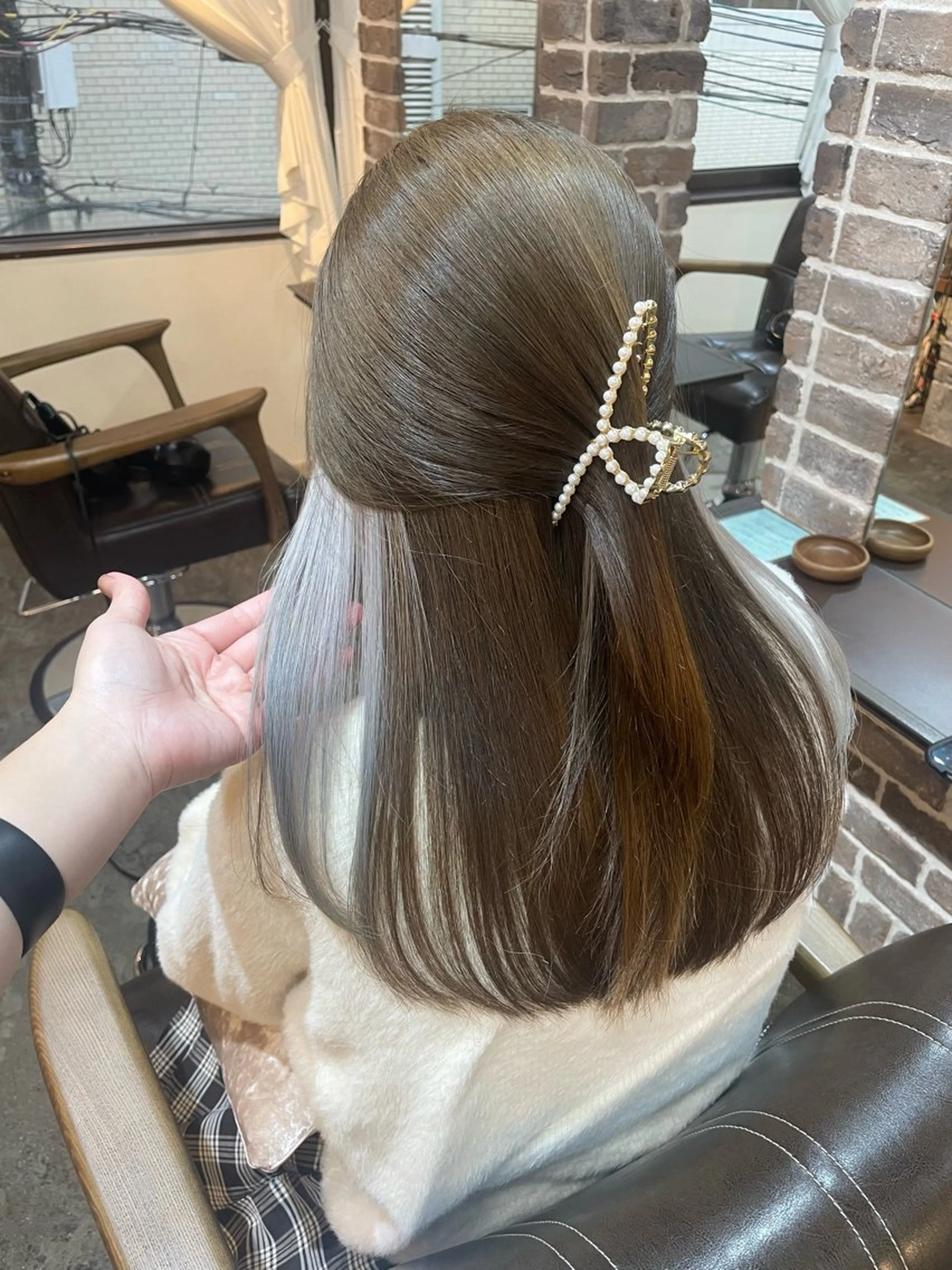 ロング カラー ベージュカラー ブリーチ イヤリングカラー ホワイトベージュ カット ヘアカラー トリートメント ACROあべの店所属・艶カラー/インナー /グラデ/大西小百合のヘアスタイル