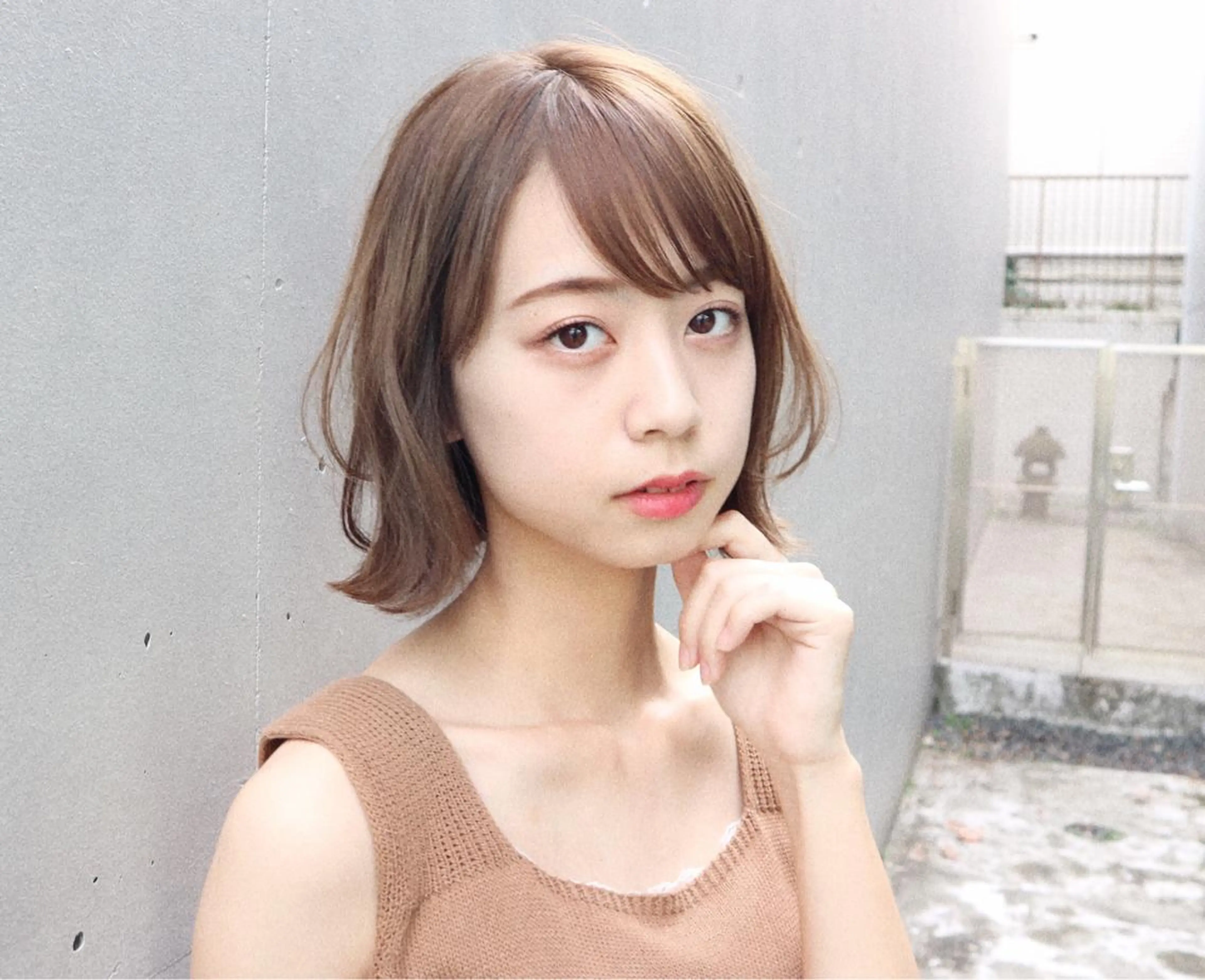 ミディアム カラー グレージュ ボブ 外ハネヘア カット ヘアカラー amber池袋所属・徳本 駿太のヘアスタイル