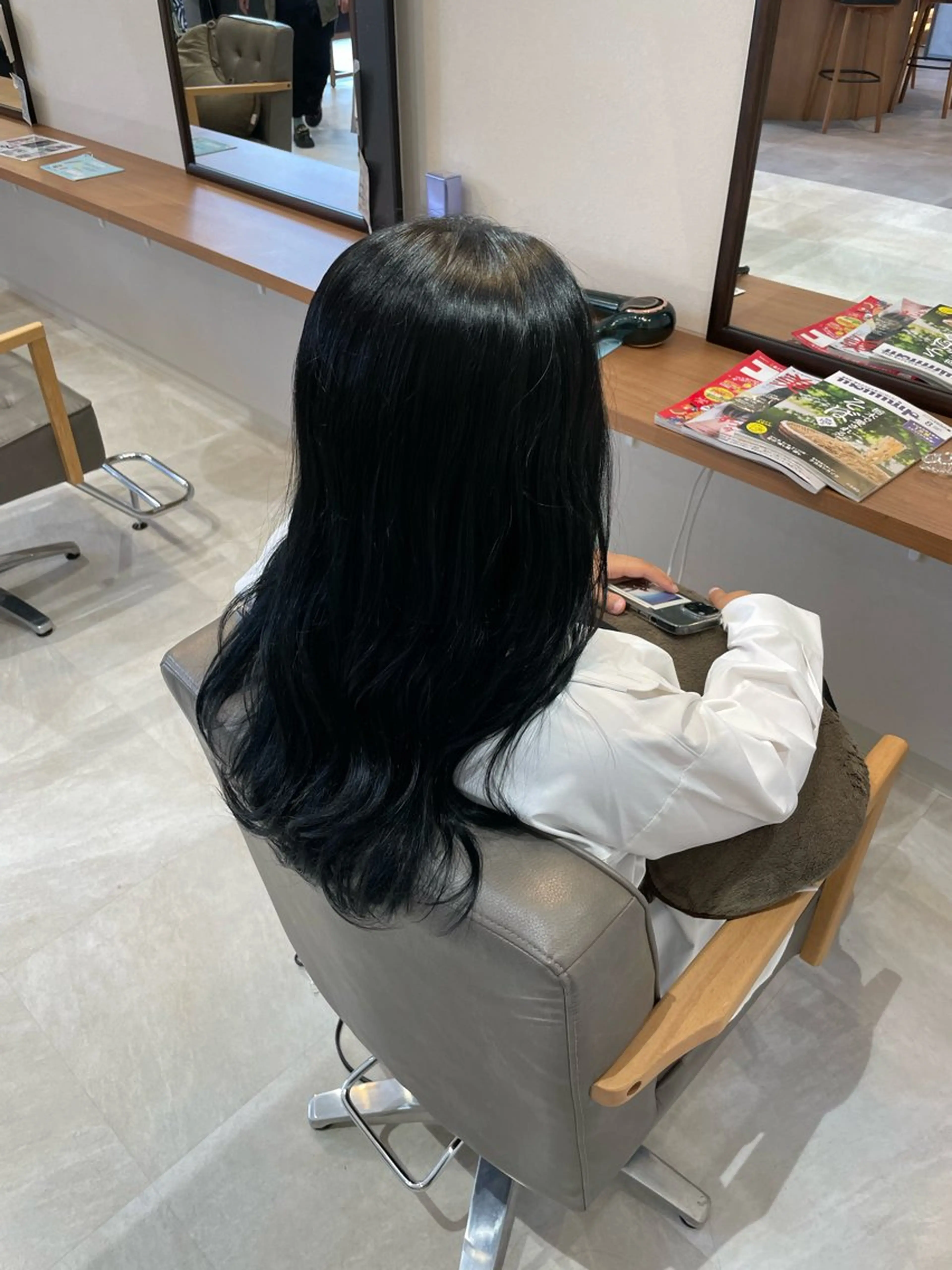 セミロング カラー 黒髪 ブルーカラー ブルーブラック カット ヘアカラー ayaka |トレンドヘアのヘアスタイル