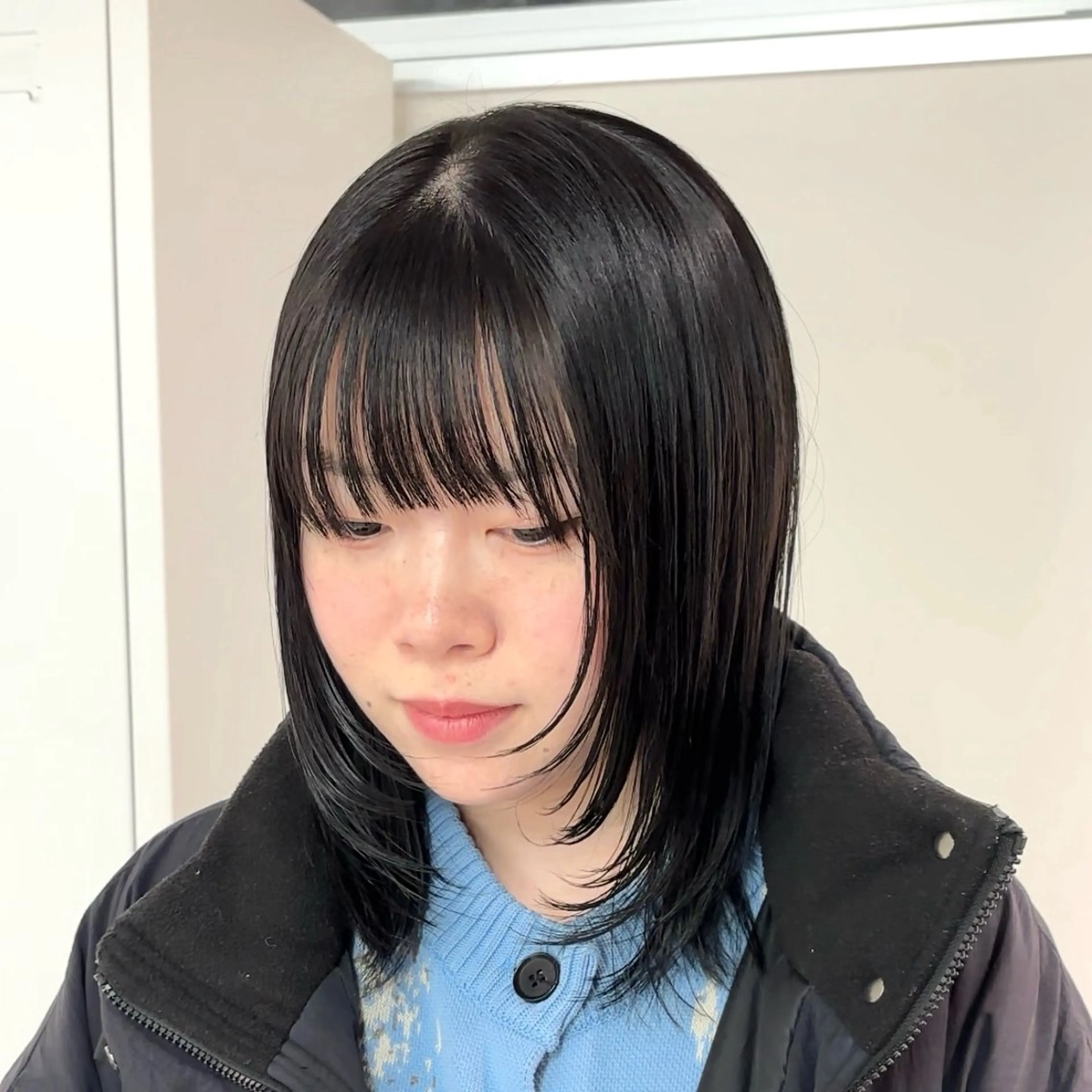 ミディアム カラー 黒髪 ブルーカラー ブルーブラック レイヤーカット ネヅ カオルのヘアスタイル