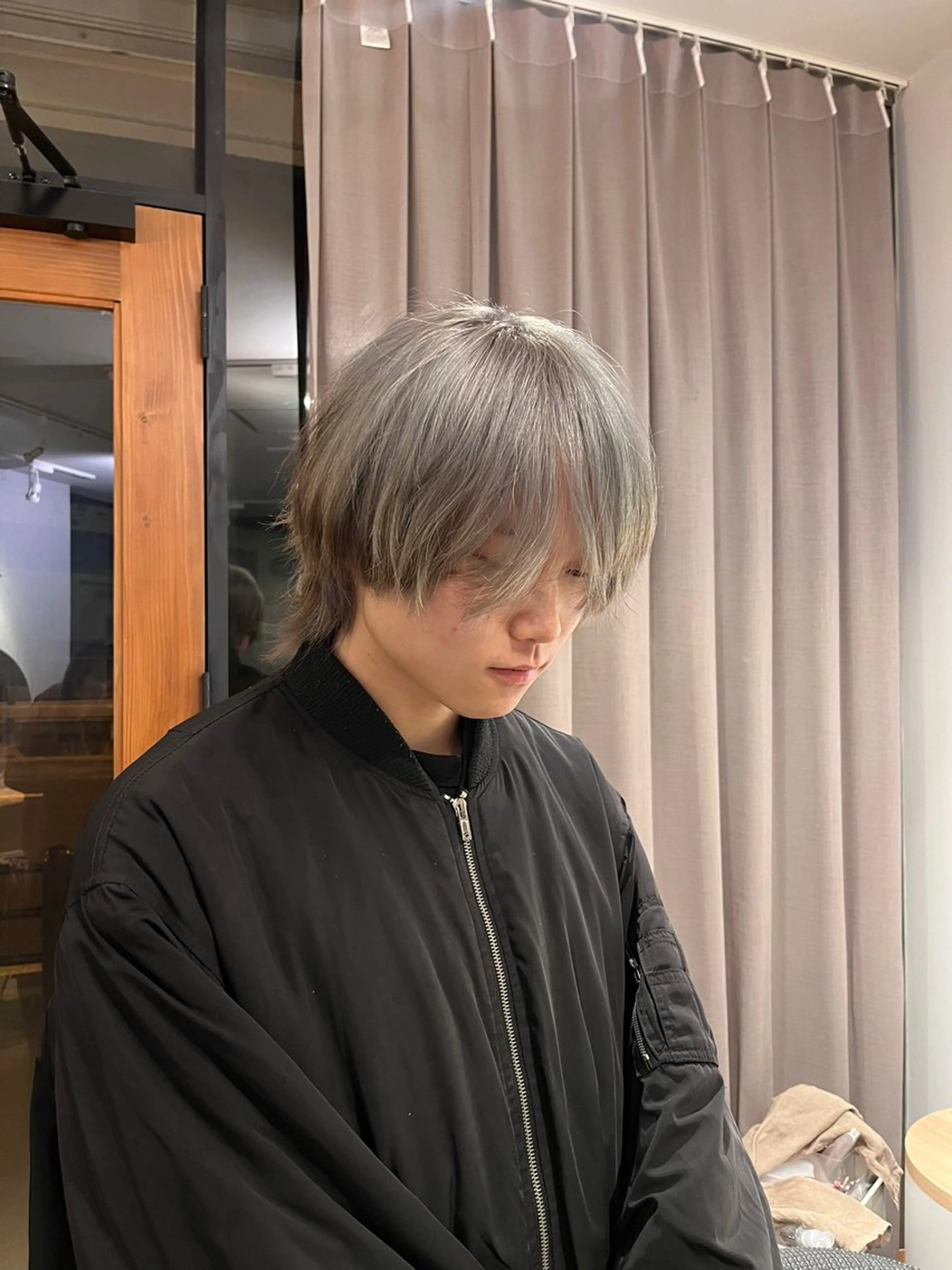 カラー メンズ 黒髪 シルバー 友 美海のヘアスタイル