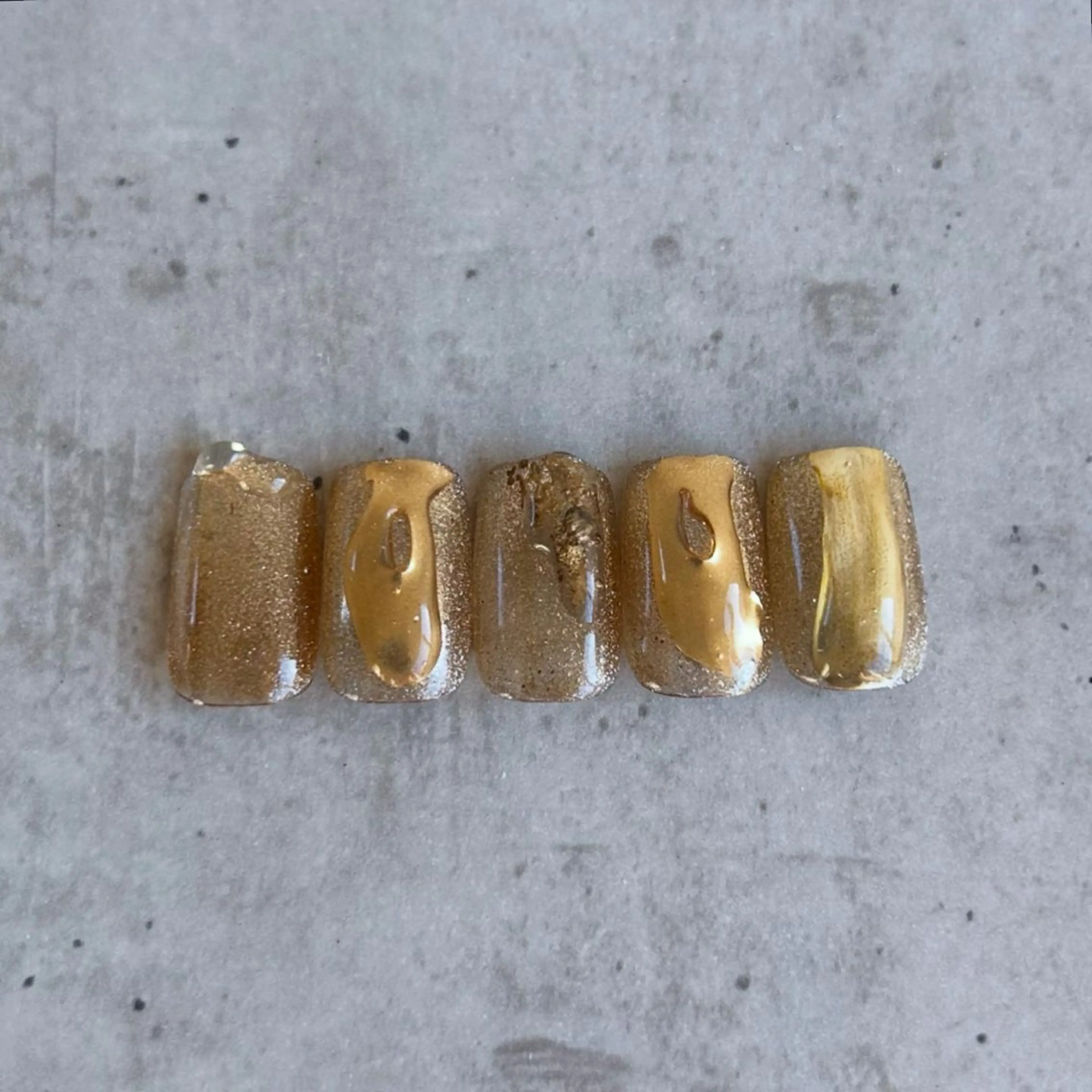 ネイル カジュアル 成人式 ゴールド キラキラネイル マグネットネイル ハンドネイル ハンドケア lyly.nail所属・lylynail YUUKAのネイルデザイン