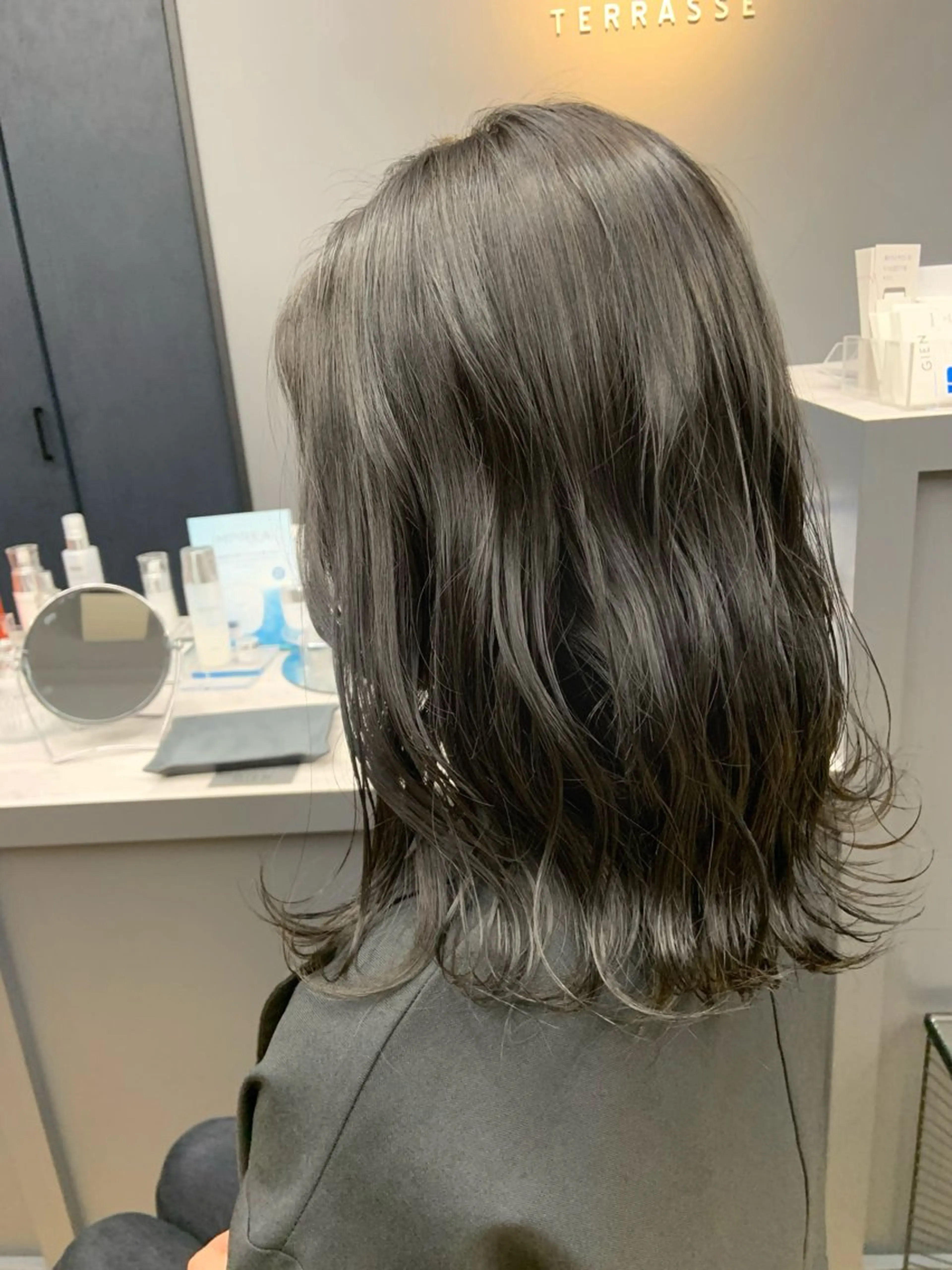 ミディアム カラー 透明感カラー オリーブグレー 中田 姫歌のヘアスタイル