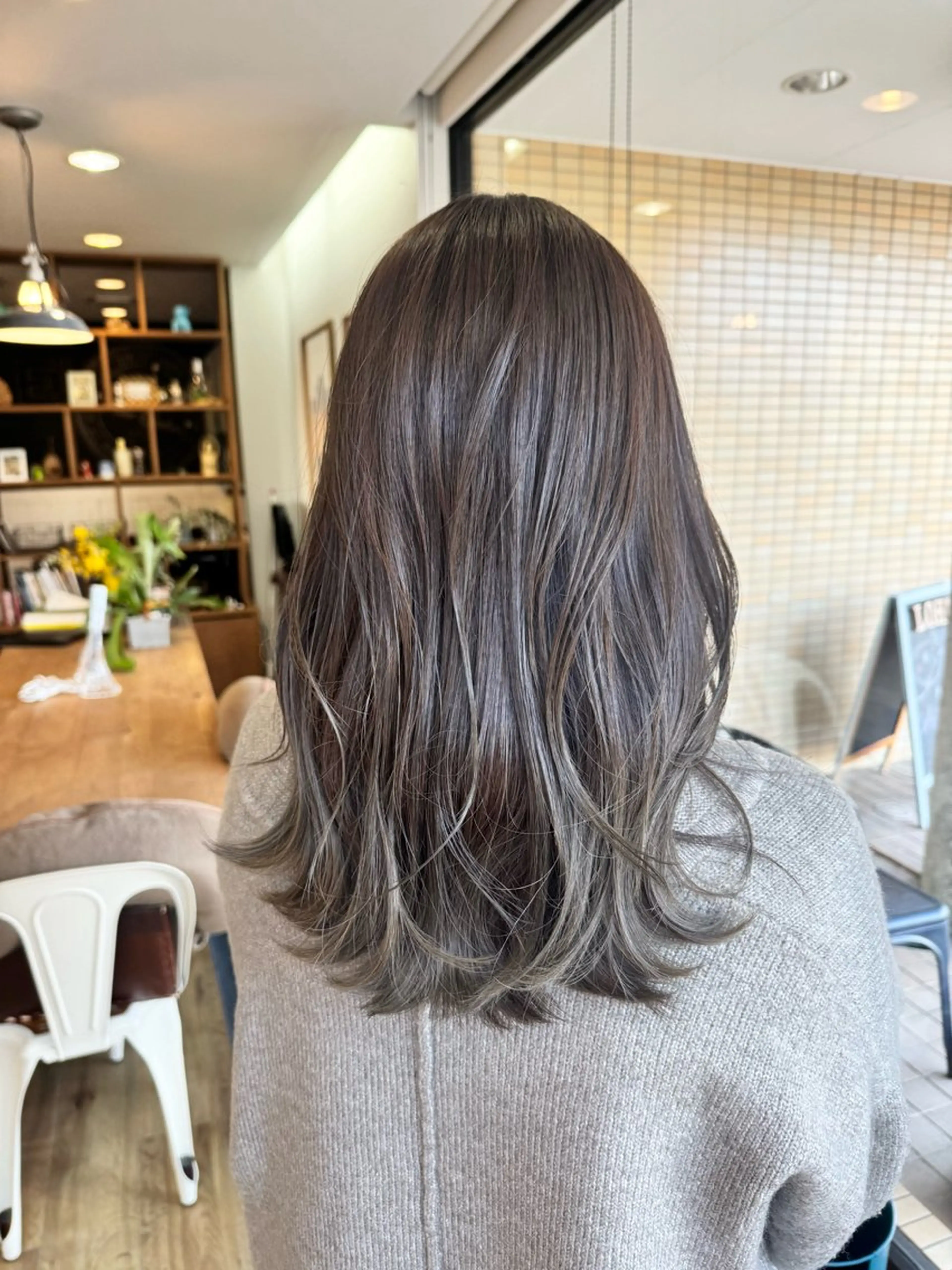 ロング カラー グレージュ オリーブグレージュ オリーブグレー カット ヘアカラー トリートメント ツキダテ ユイのヘアスタイル