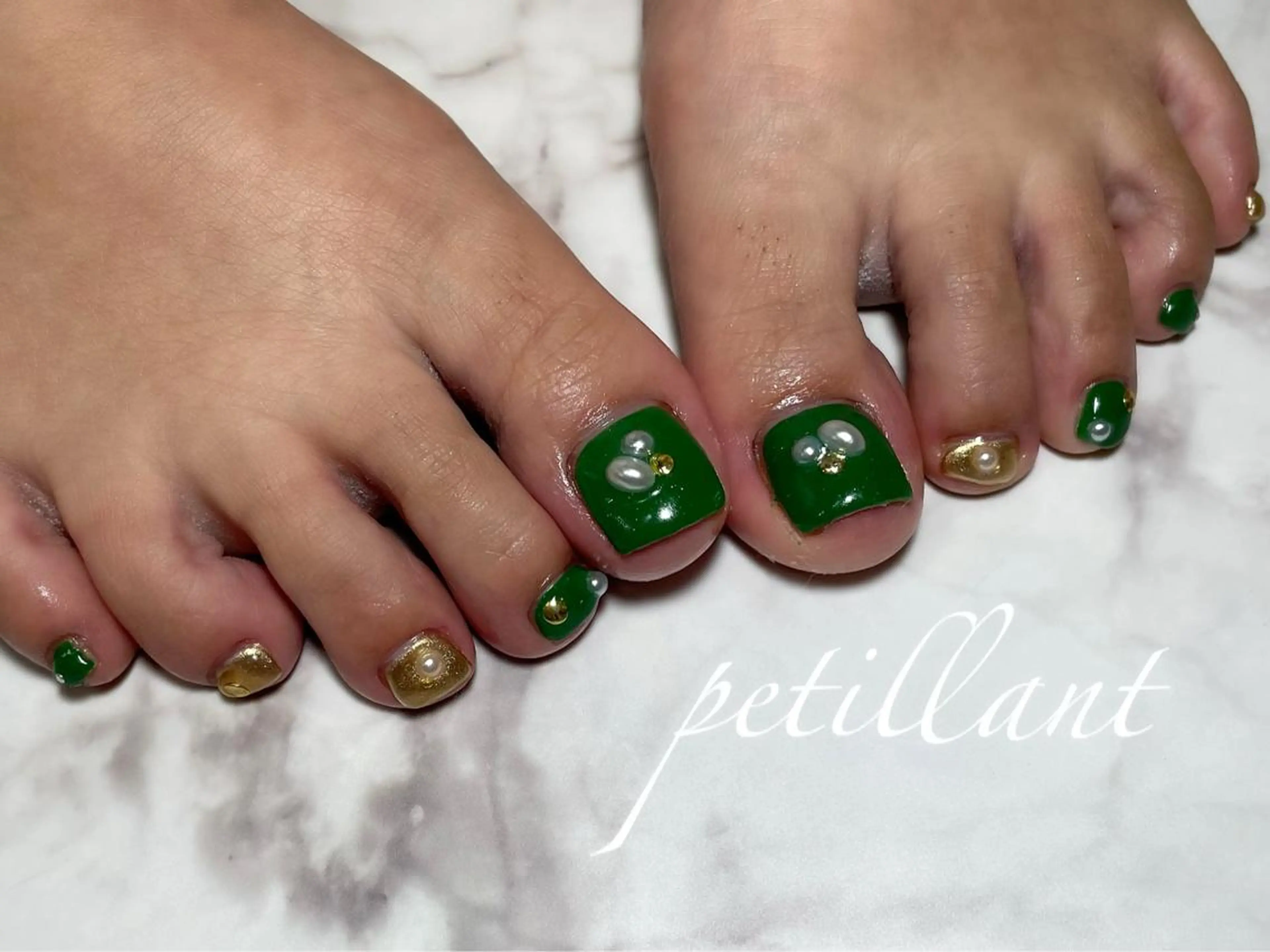 ネイル アートネイル グリーン ミラーネイル 持ち込み フットネイル petillant所属・nail salon petillantのネイルデザイン