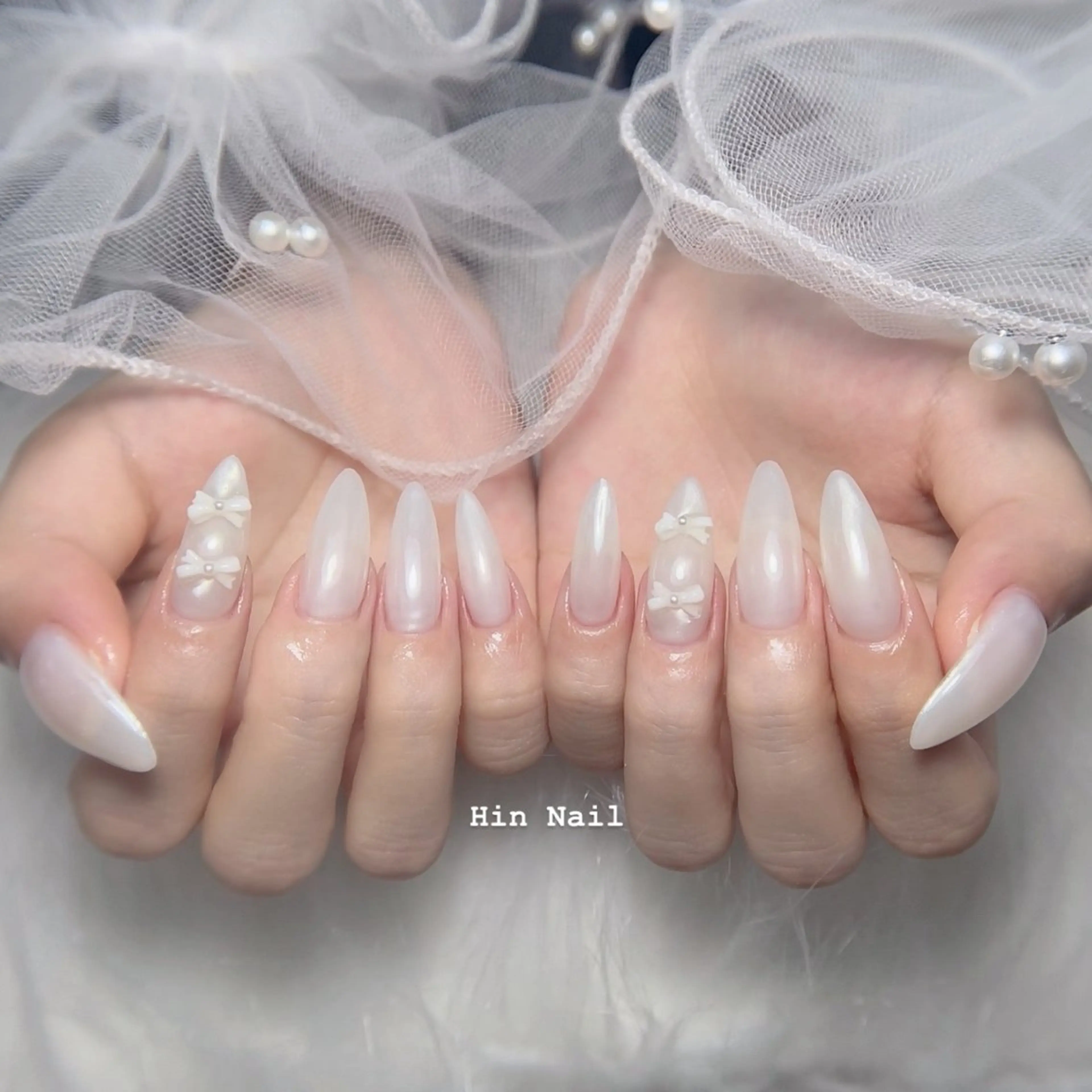 ネイル ミラーネイル リボン ハンドネイル HIN NAILのネイルデザイン