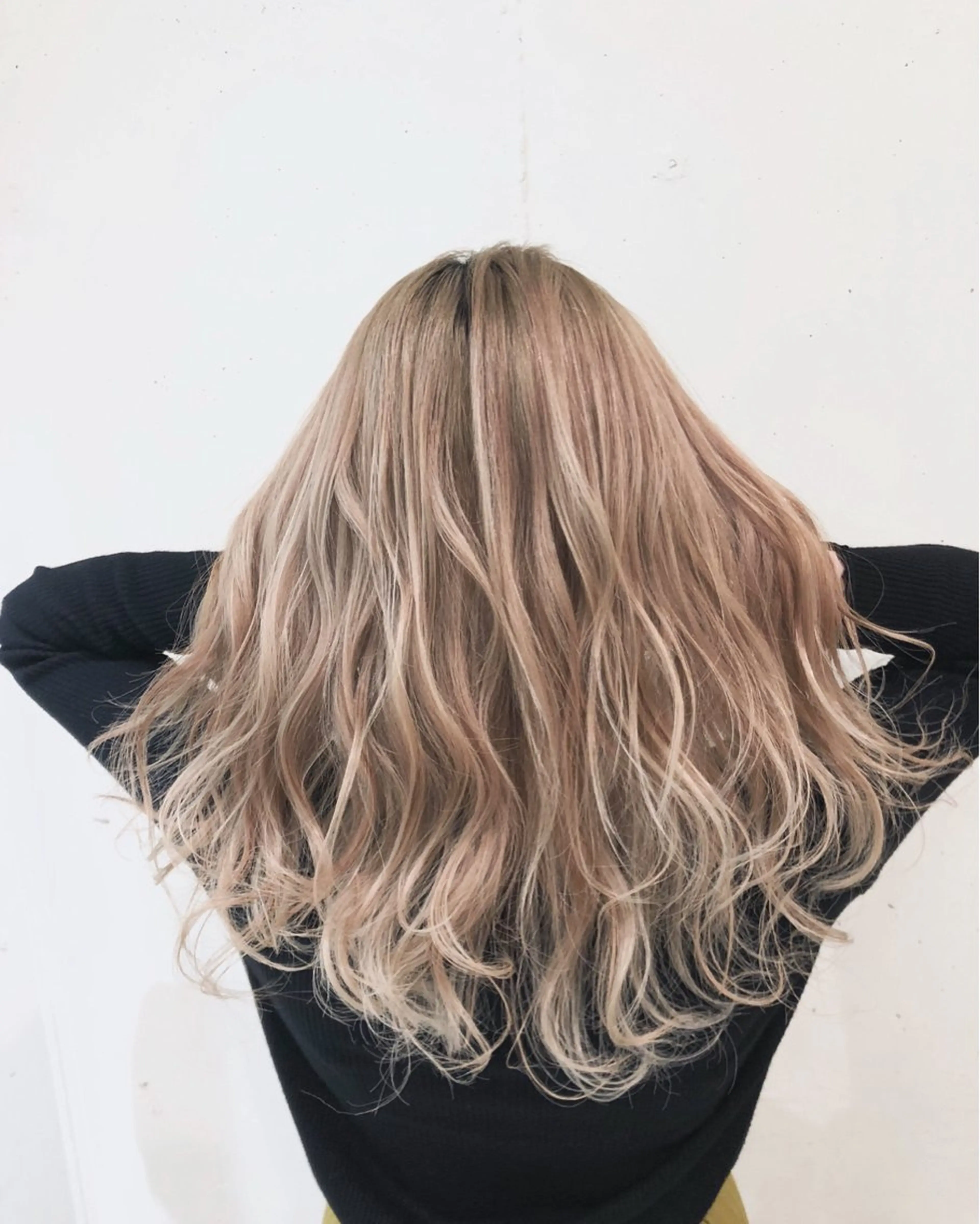 セミロング カラー パーマ ヘアアレンジ ベージュカラー ハイライトカラー ハイトーンカラー ミルクティーベージュ ホワイトベージュ カット ヘアカラー トリートメント 【ツヤ髪美容師】 ツダケイスケのヘアスタイル