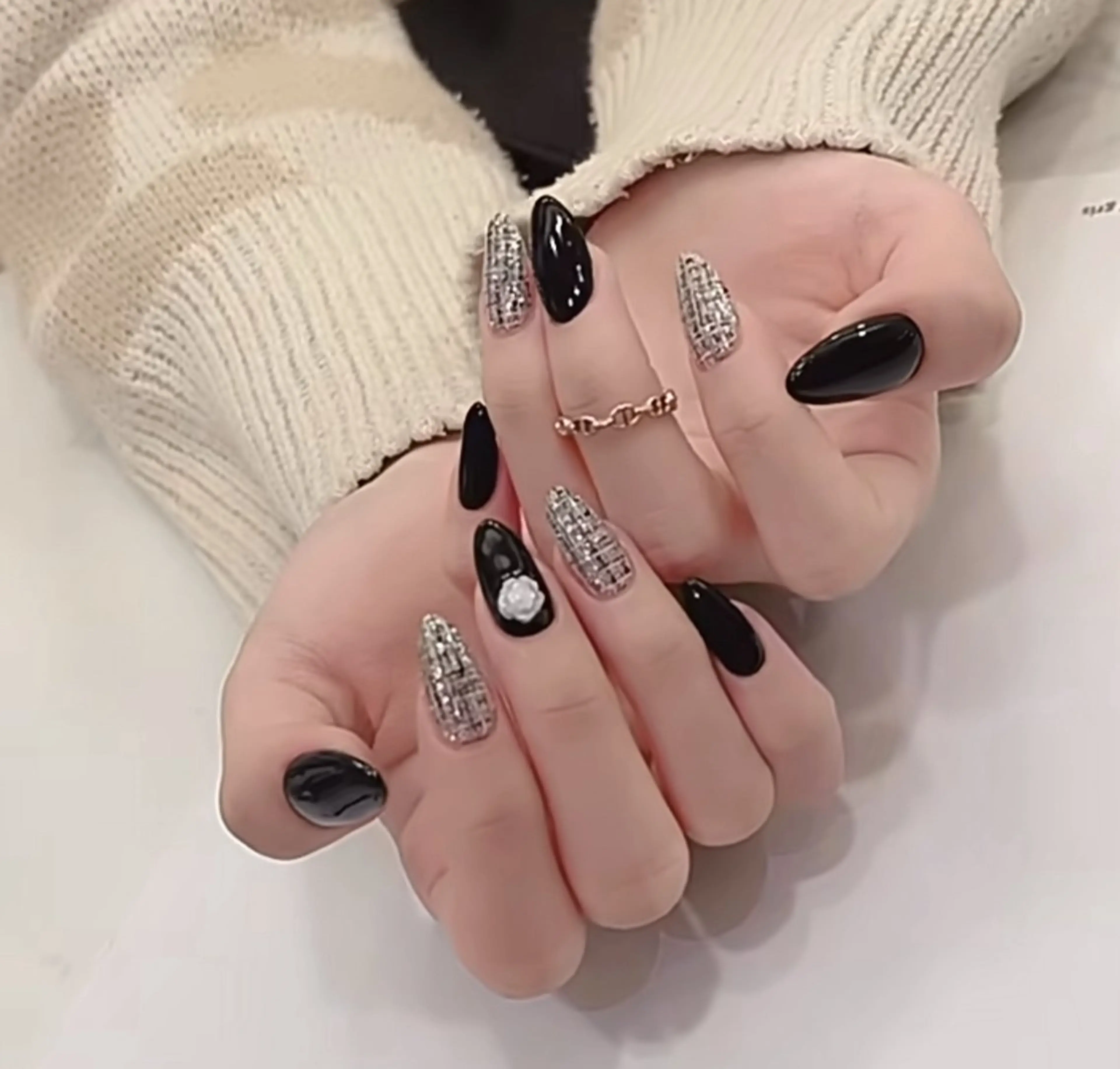 秋🍂冬･:*+.\(( °ω° ))/.:+に大人気なツイードネイルの写真